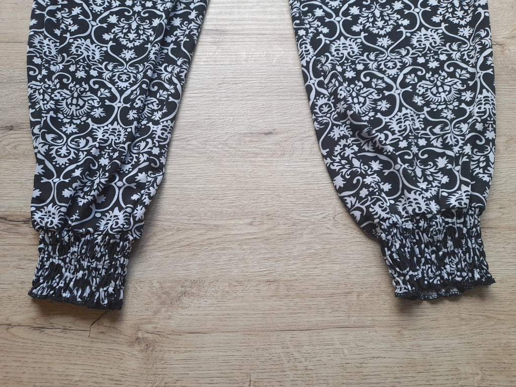 PANTALÓN BOMBACHO DE VERANO NEGRO CON ESTAMPADO BLANCO , GOMA EN CINTURA Y TOBILLOS