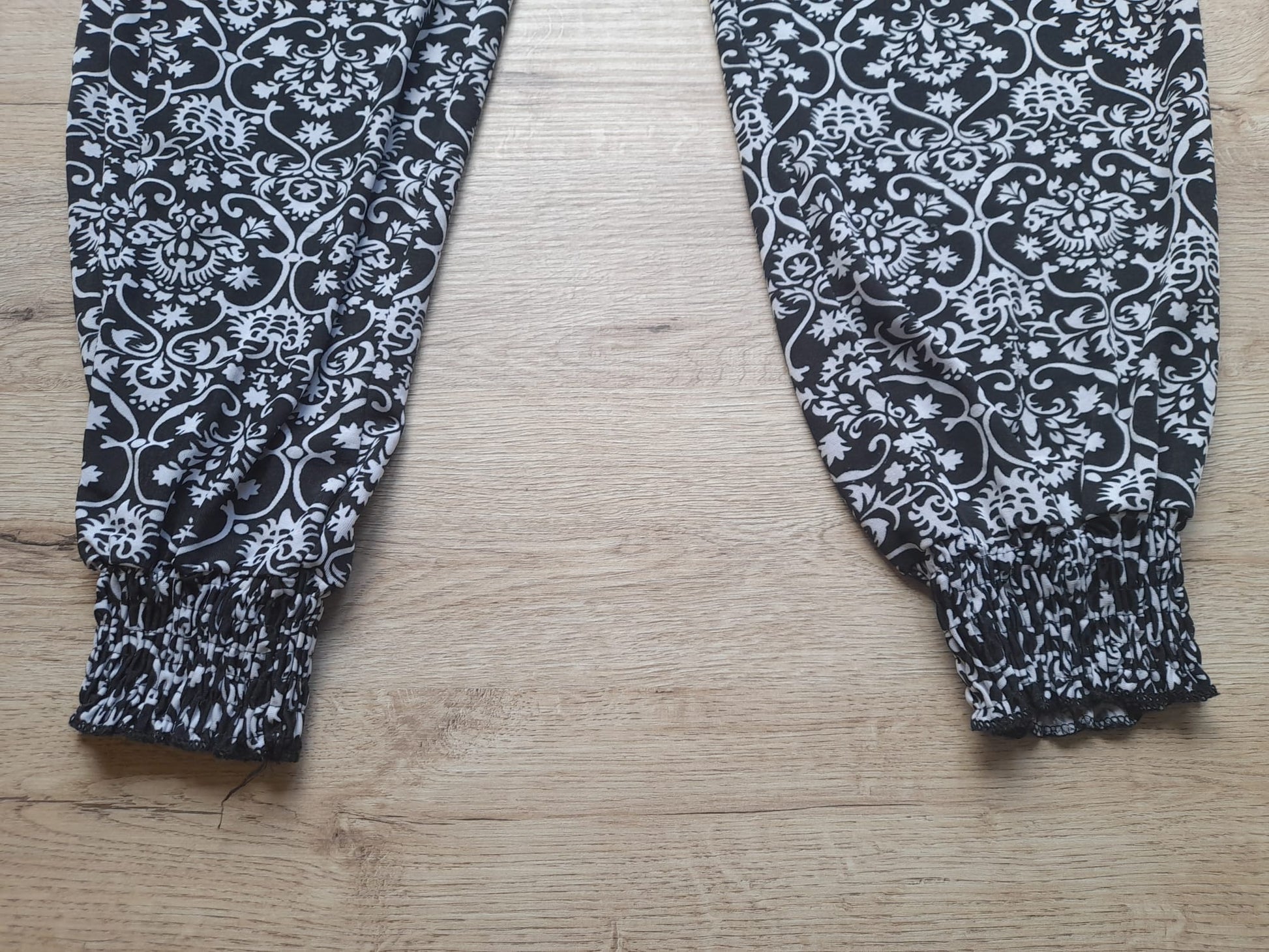 PANTALÓN BOMBACHO DE VERANO NEGRO CON ESTAMPADO BLANCO , GOMA EN CINTURA Y TOBILLOS