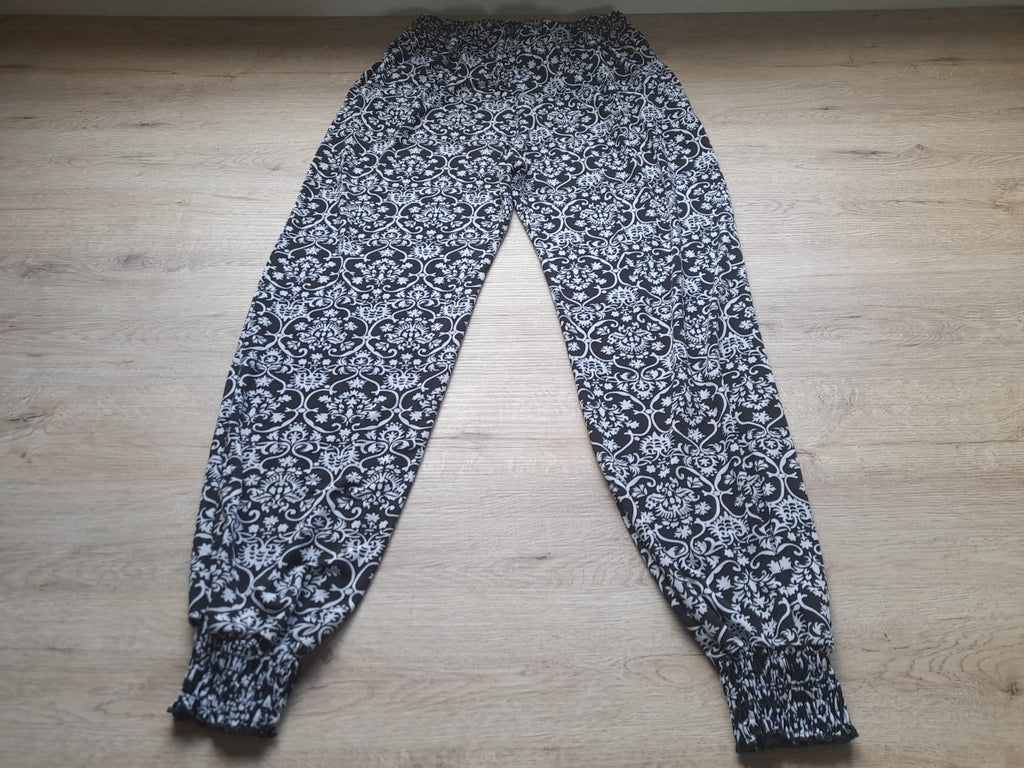 PANTALÓN BOMBACHO DE VERANO NEGRO CON ESTAMPADO BLANCO , GOMA EN CINTURA Y TOBILLOS