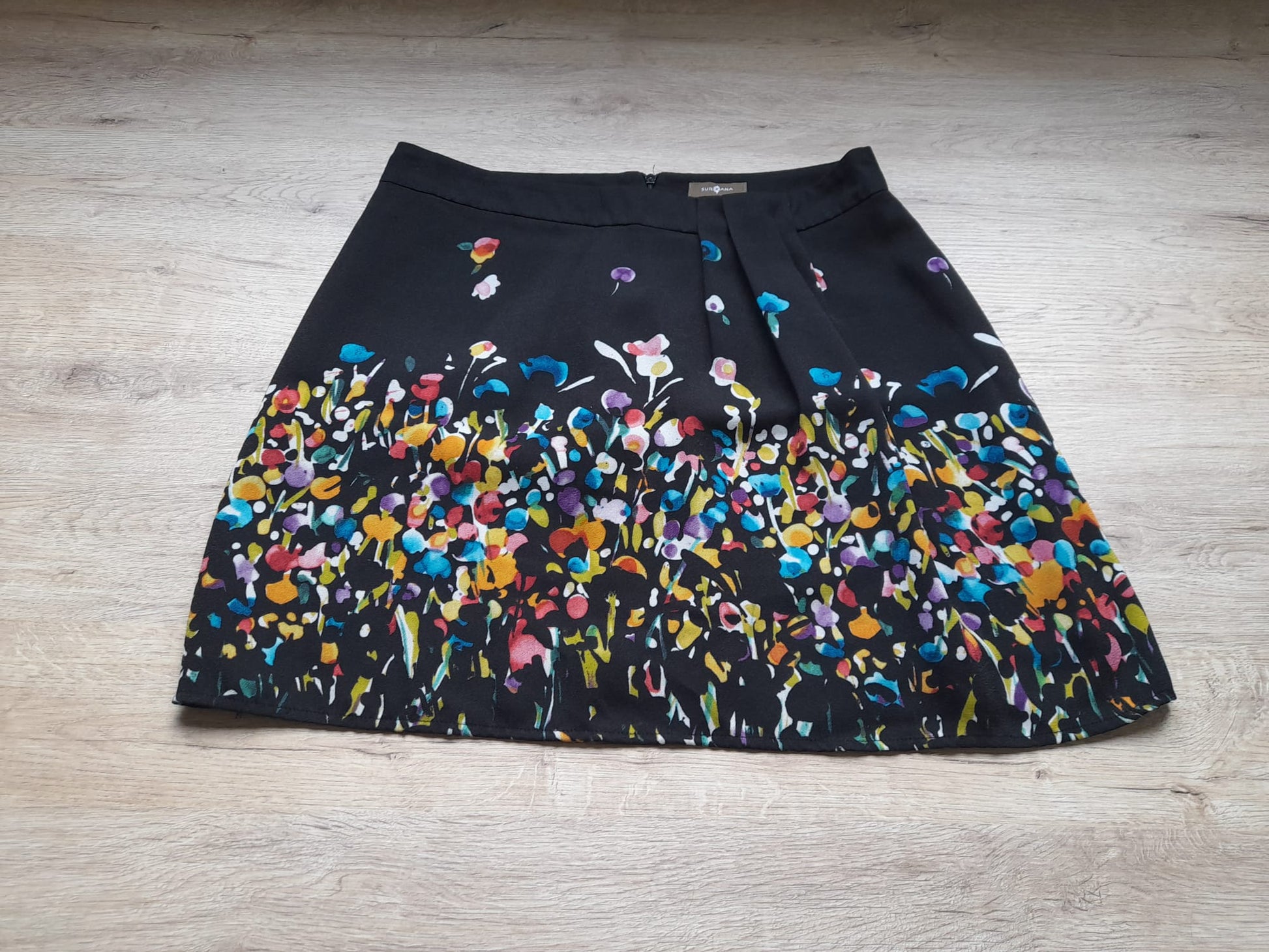 MINI FALDA NEGRA CON FORRO Y CREMALLERA , ESTAMPADO MULTICOLOR