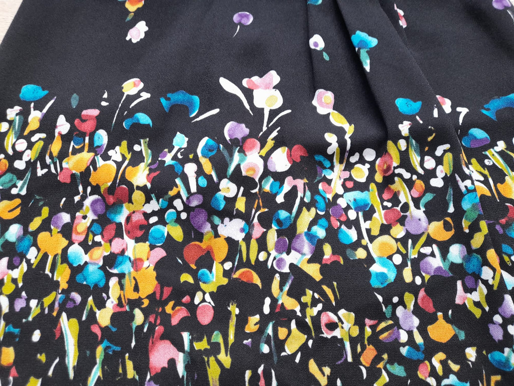 MINI FALDA NEGRA CON FORRO Y CREMALLERA , ESTAMPADO MULTICOLOR
