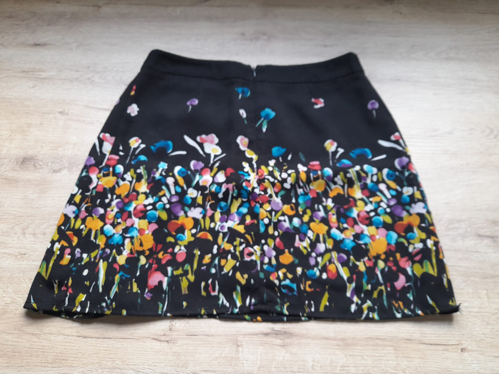 MINI FALDA NEGRA CON FORRO Y CREMALLERA , ESTAMPADO MULTICOLOR