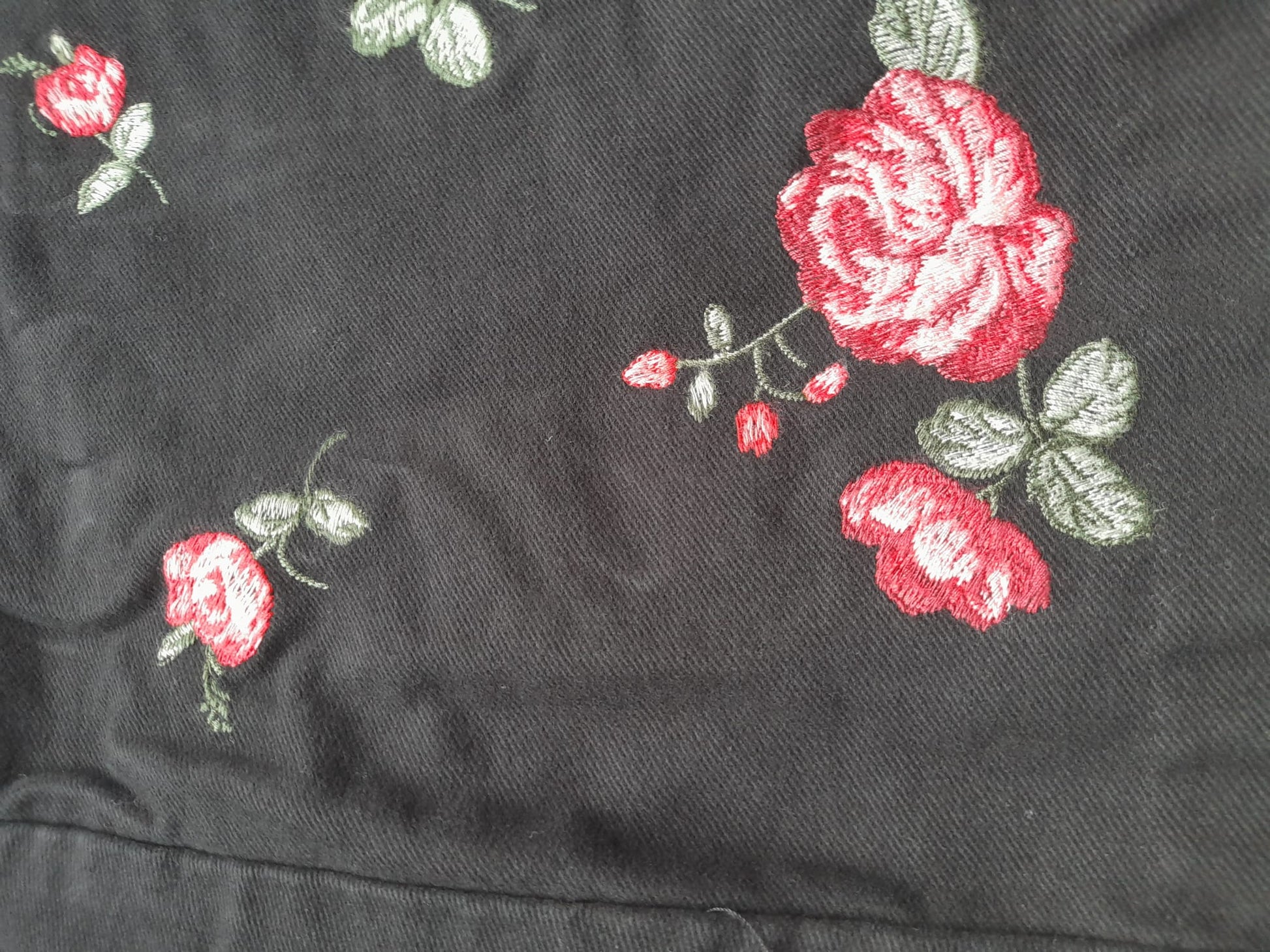 MINI FALDA NEGRA CON FORRO Y CREMALLERA, ROSAS BORDADAS