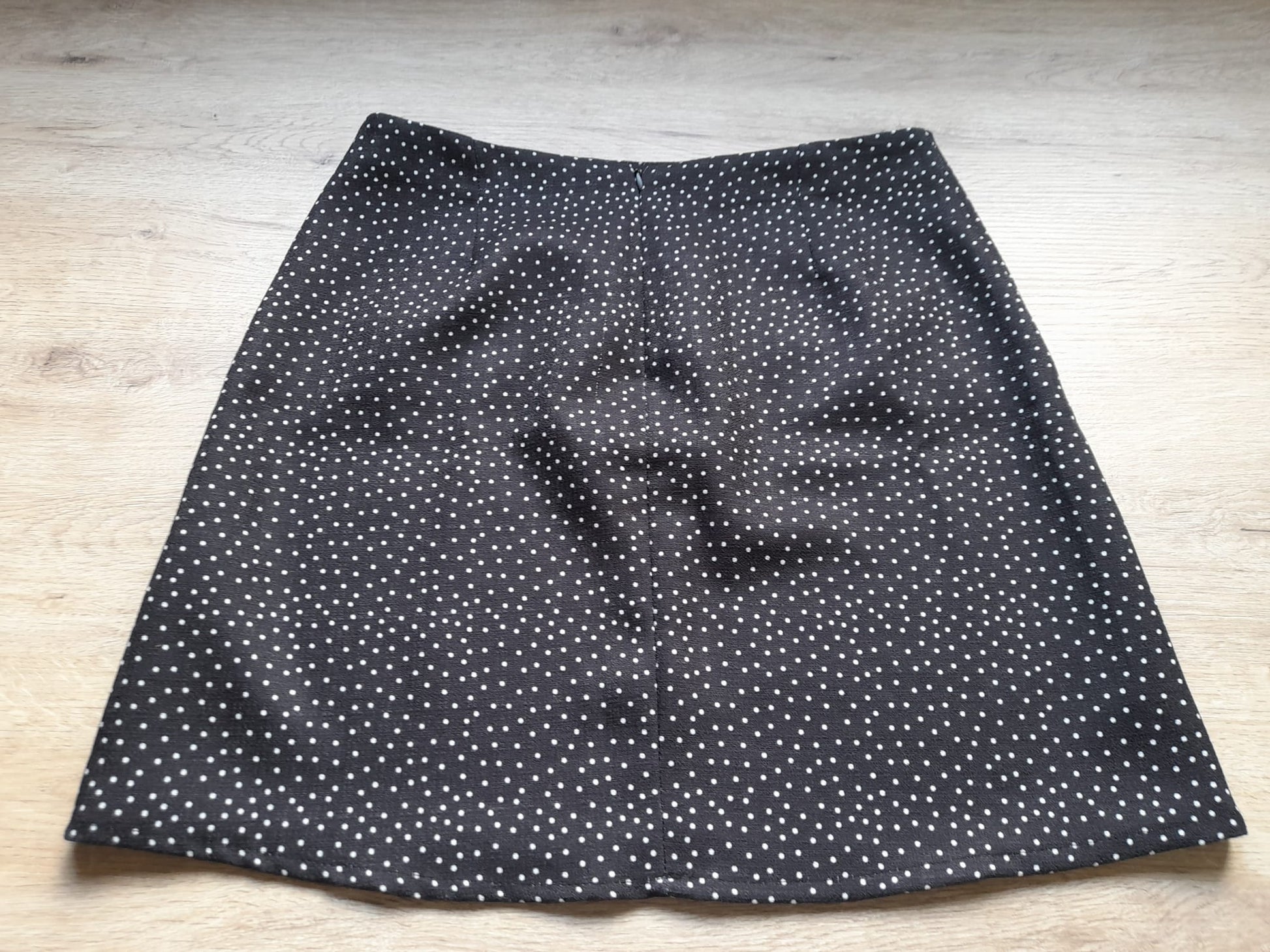 MINI FALDA AZUL MARINO CON LUNARES BLANCOS, CON CREMALLERA
