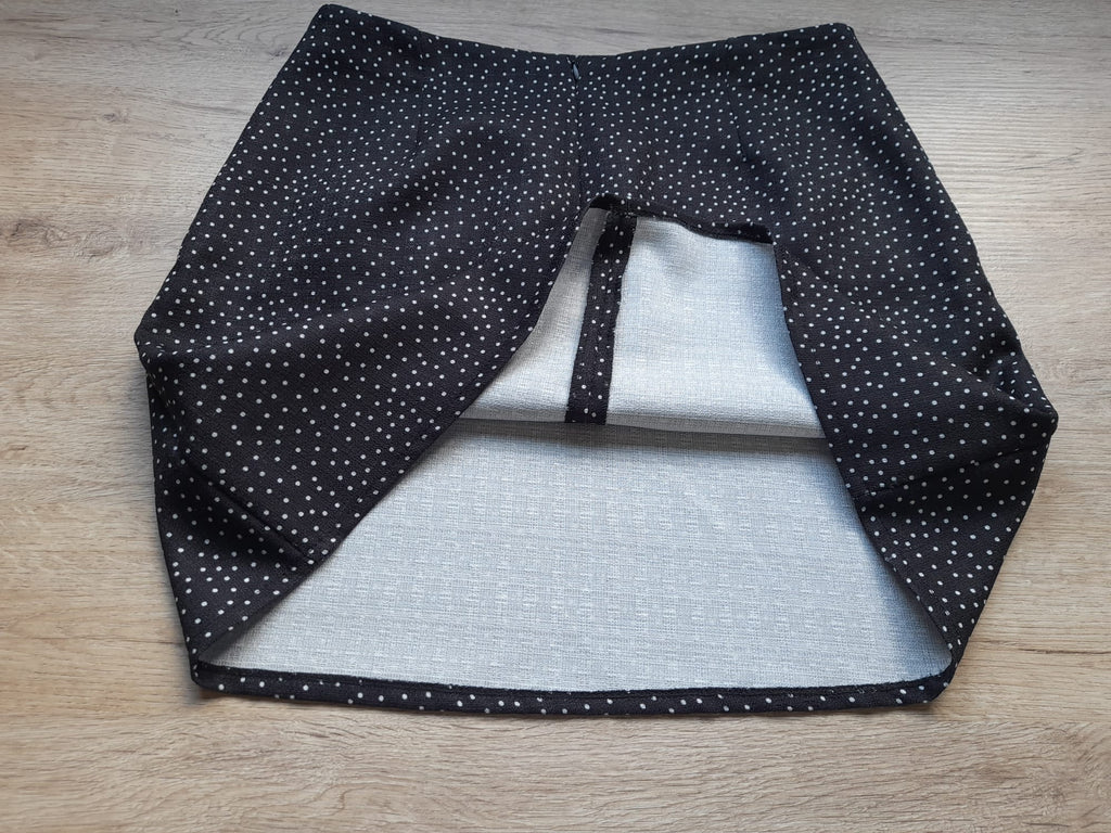 MINI FALDA AZUL MARINO CON LUNARES BLANCOS, CON CREMALLERA