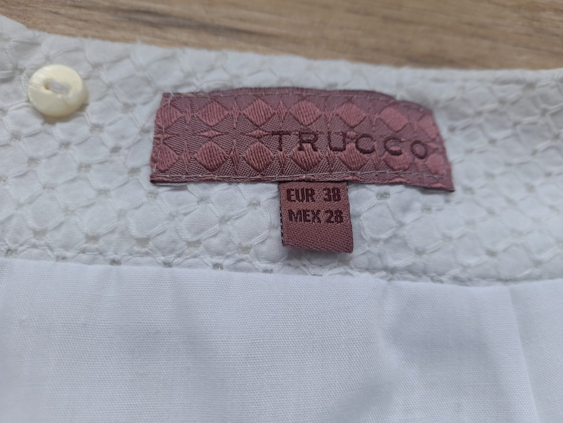MINI FALDA BLANCA CON FORRO Y CREMALLERA, BORDADA ( DESCOSIDO BAJO)