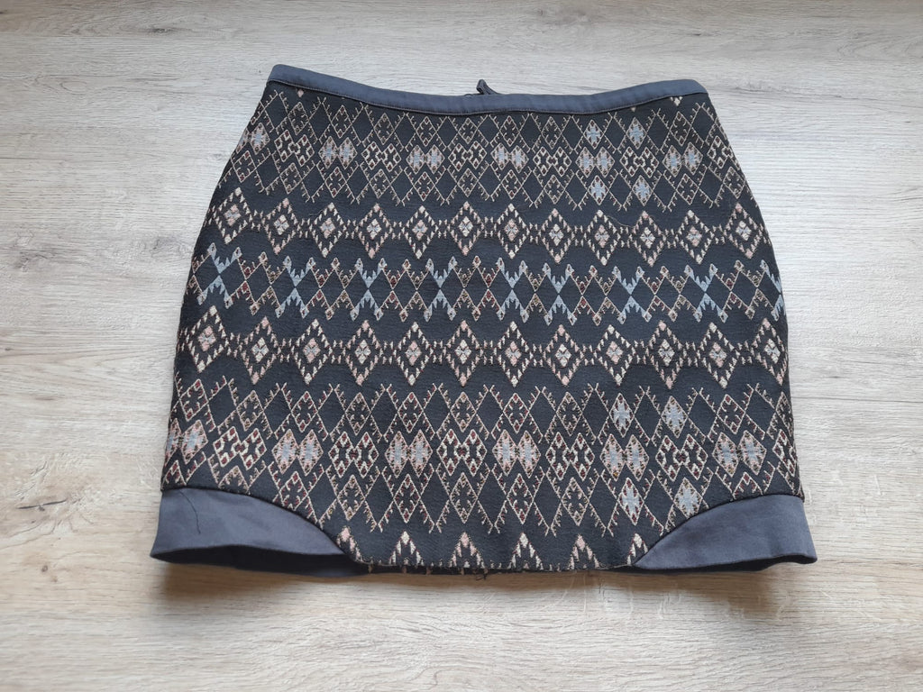 MINI FALDA NEGRA CON FORRO Y CREMALLERA, ESTAMPADO BORDADO GEOMÉTRICO