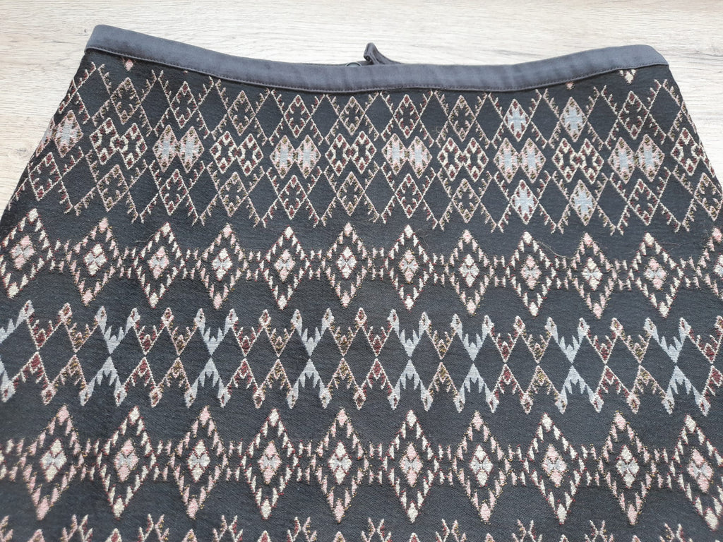 MINI FALDA NEGRA CON FORRO Y CREMALLERA, ESTAMPADO BORDADO GEOMÉTRICO