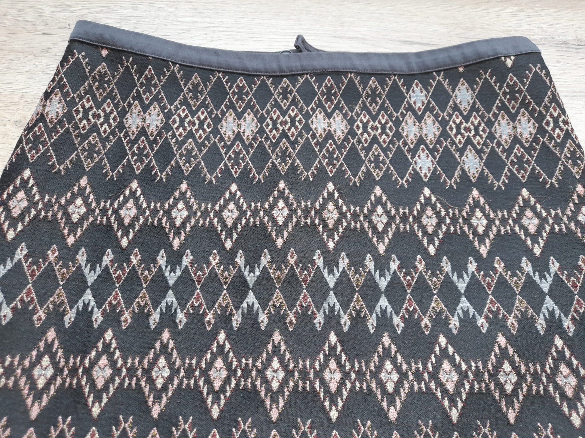 MINI FALDA NEGRA CON FORRO Y CREMALLERA, ESTAMPADO BORDADO GEOMÉTRICO