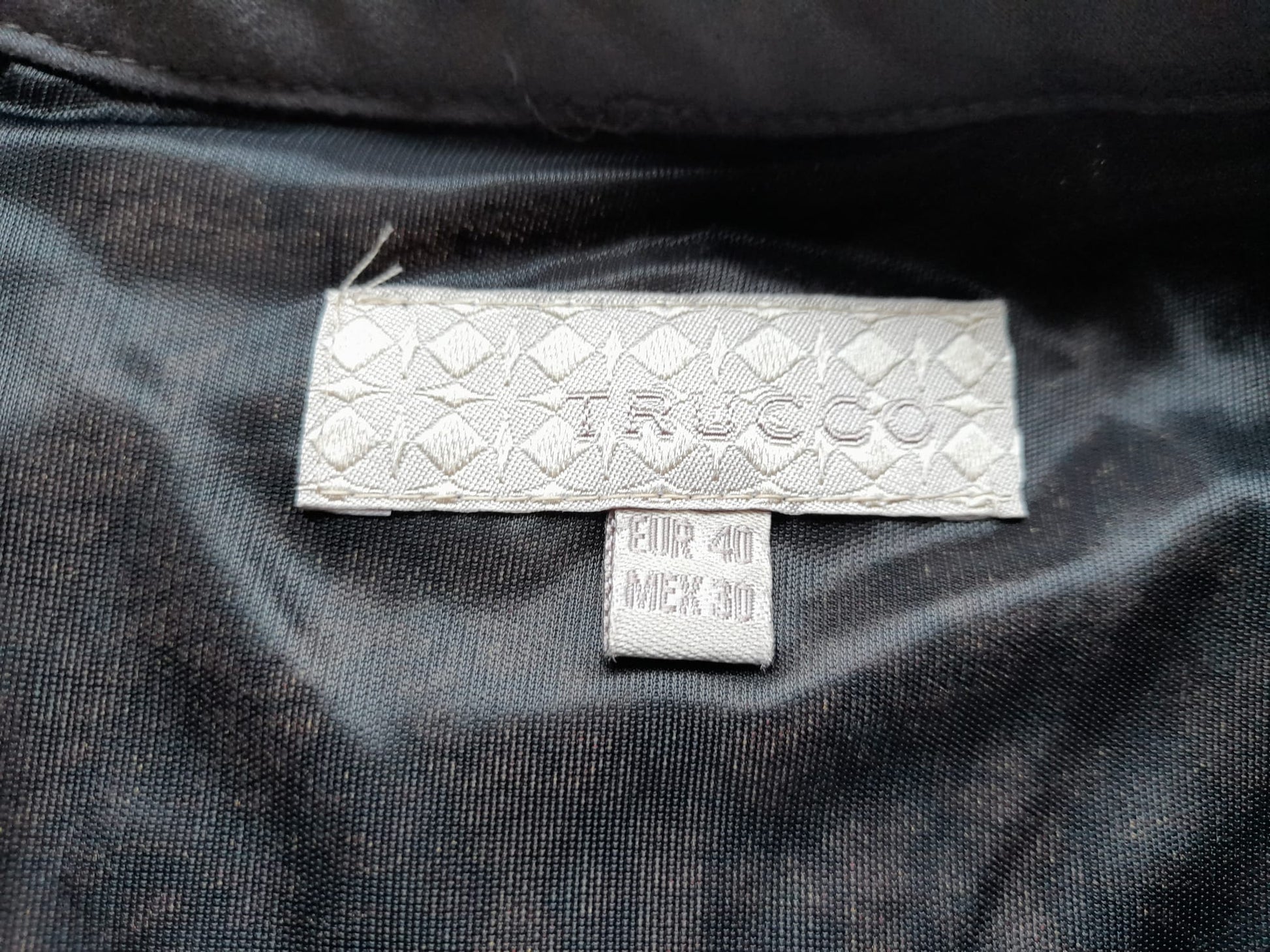 MINI FALDA NEGRA CON FORRO Y CREMALLERA, ESTAMPADO BORDADO GEOMÉTRICO