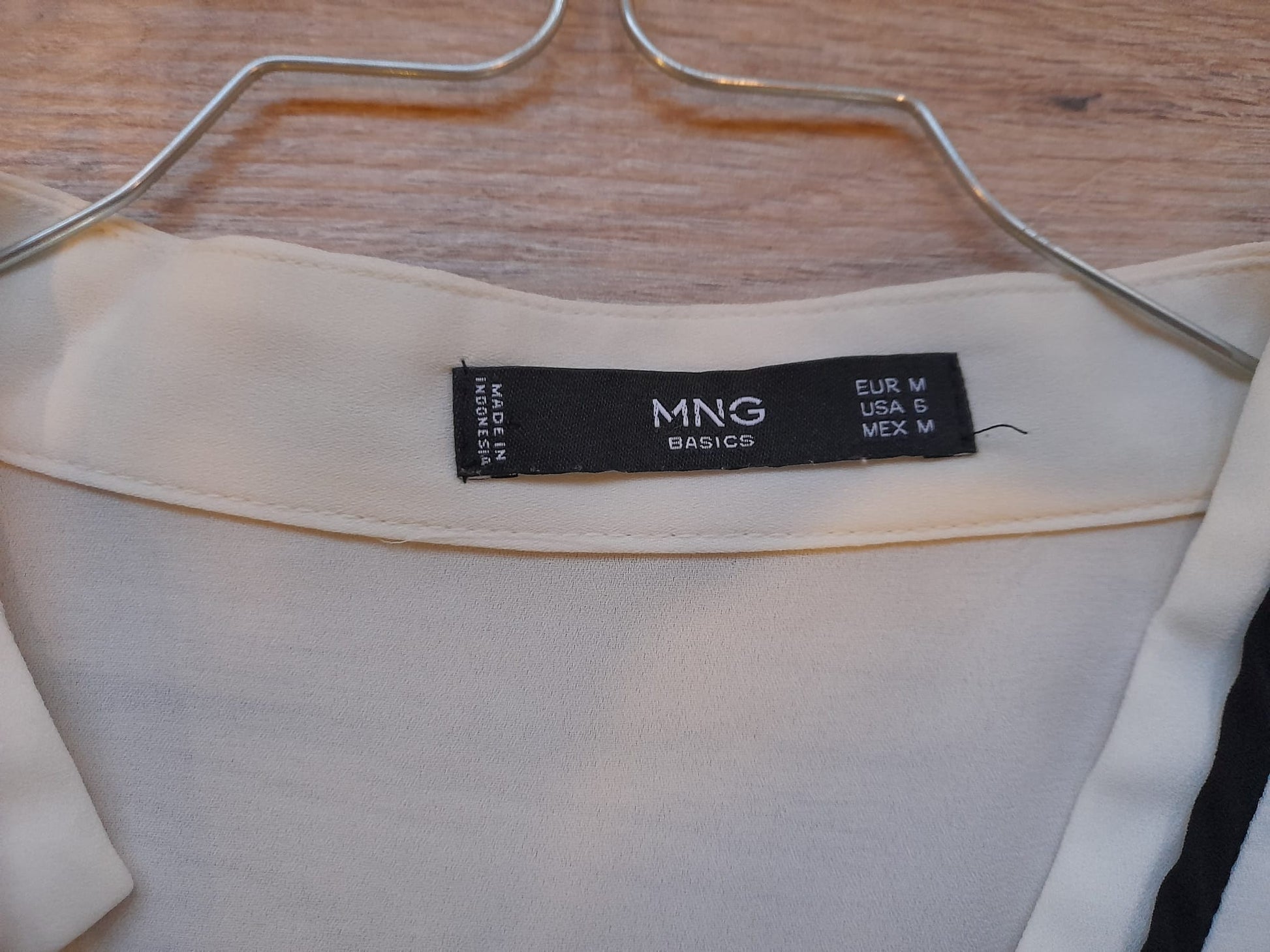 BLUSA BLANCA SIN MANGAS CON DETALLE LAZO PARA CUELLO