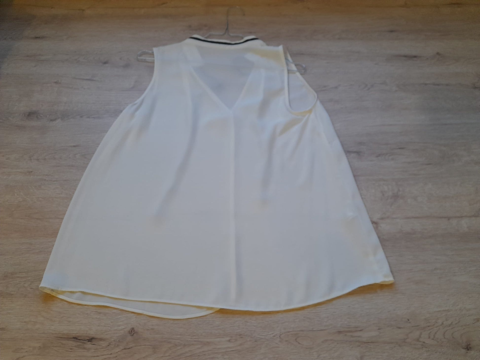 BLUSA BLANCA SIN MANGAS CON DETALLE LAZO PARA CUELLO