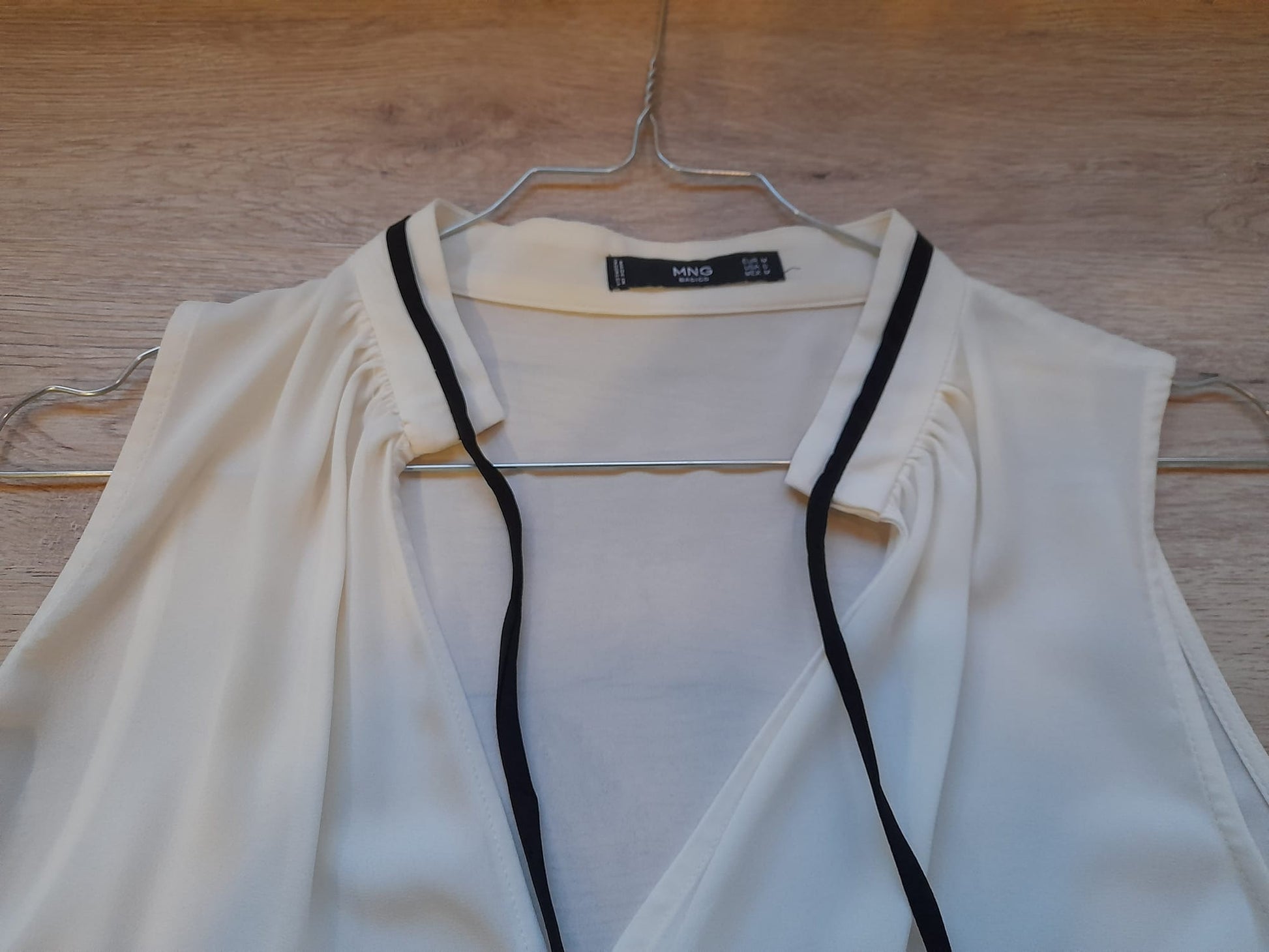 BLUSA BLANCA SIN MANGAS CON DETALLE LAZO PARA CUELLO