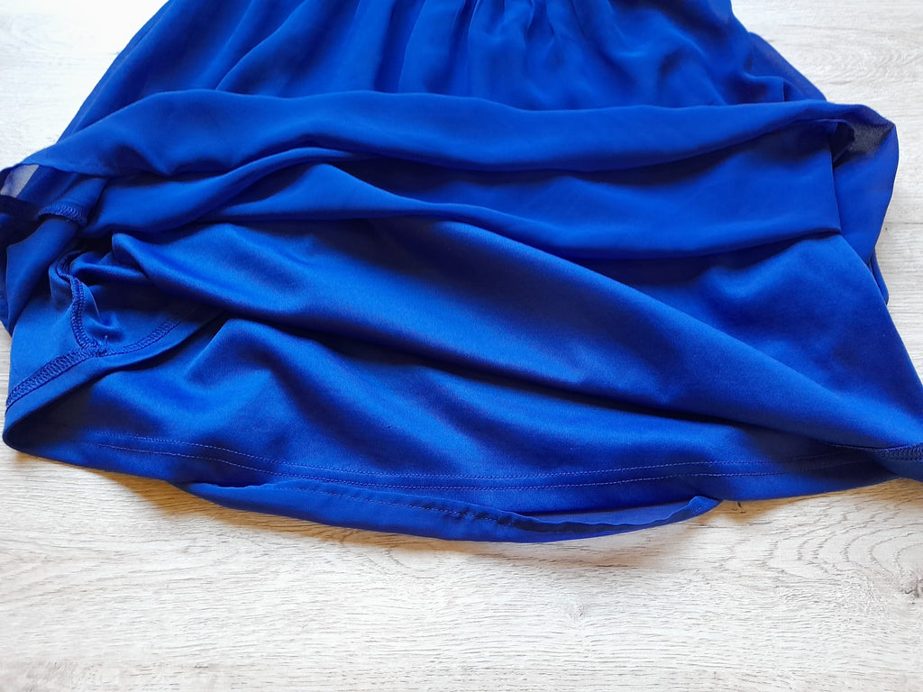 VESTIDO GASA CON FORRO AZUL Y TIRANTES CRUZADOS (PEQUEÑO ENGANCHÓN PARTE TRASERA -FOTO-)