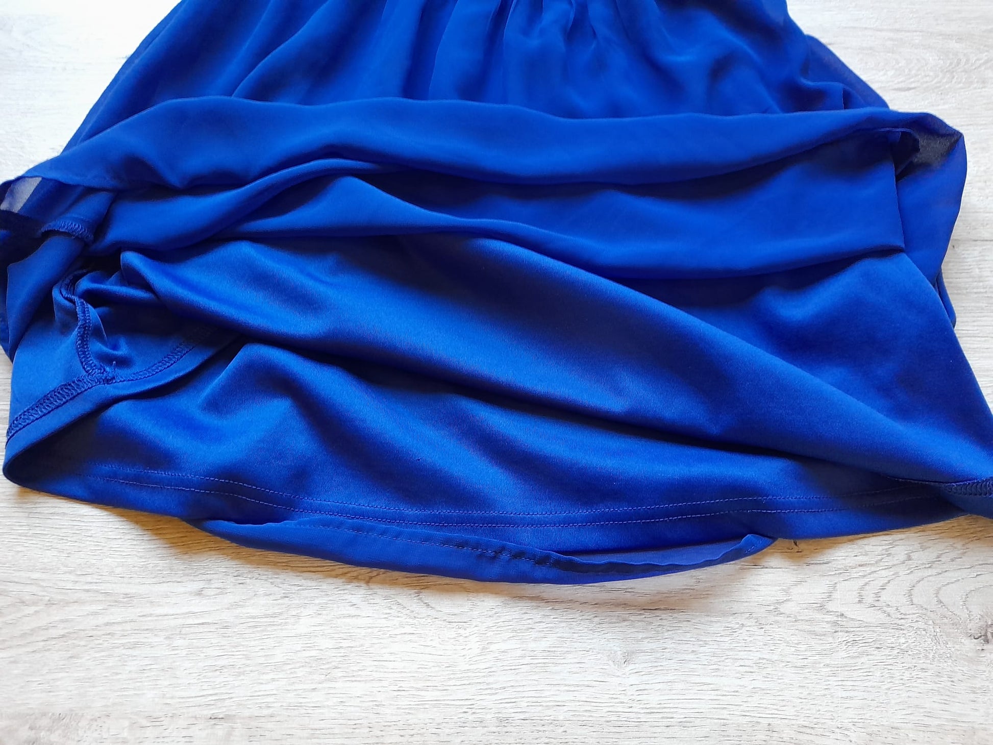 VESTIDO GASA CON FORRO AZUL Y TIRANTES CRUZADOS (PEQUEÑO ENGANCHÓN PARTE TRASERA -FOTO-)