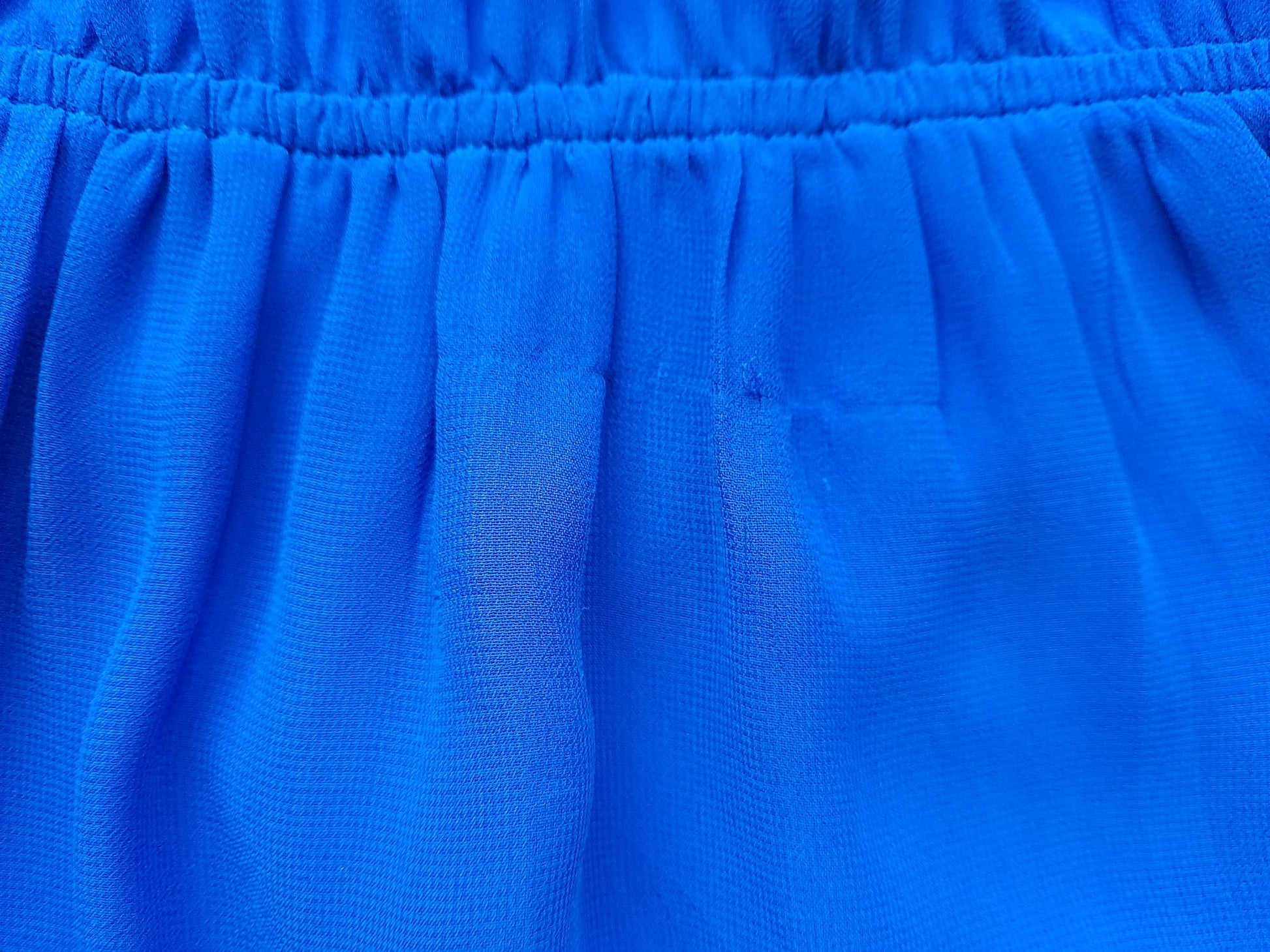 VESTIDO GASA CON FORRO AZUL Y TIRANTES CRUZADOS (PEQUEÑO ENGANCHÓN PARTE TRASERA -FOTO-)