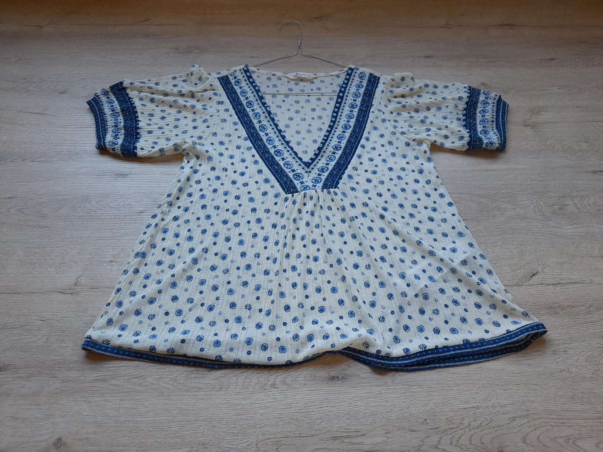 BLUSA M/C BLANCA CON ESTAMPADO AZUL SUELTA