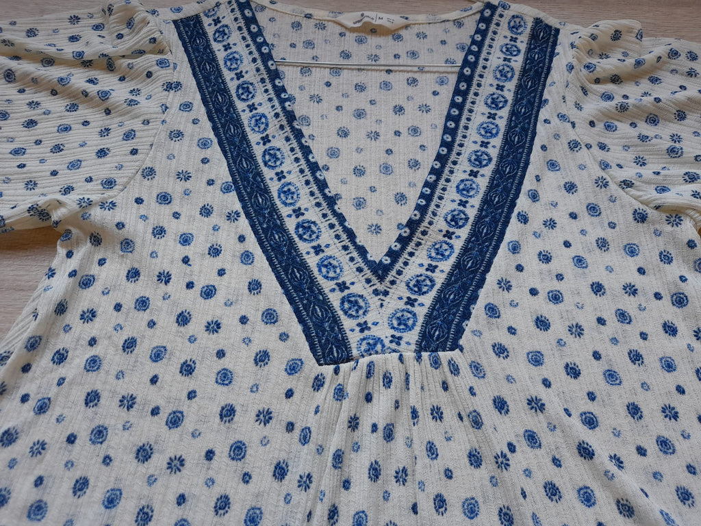 BLUSA M/C BLANCA CON ESTAMPADO AZUL SUELTA