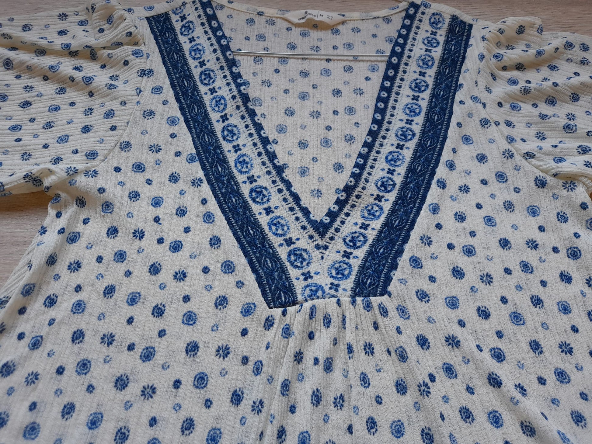 BLUSA M/C BLANCA CON ESTAMPADO AZUL SUELTA
