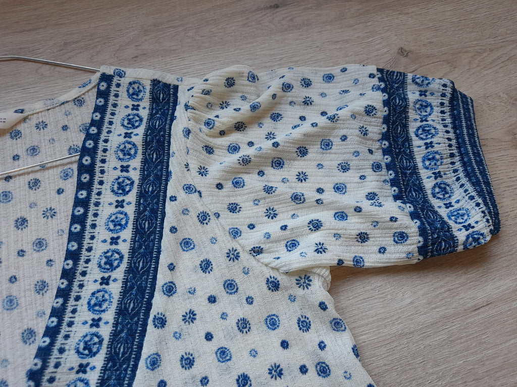 BLUSA M/C BLANCA CON ESTAMPADO AZUL SUELTA