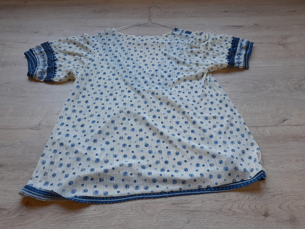 BLUSA M/C BLANCA CON ESTAMPADO AZUL SUELTA