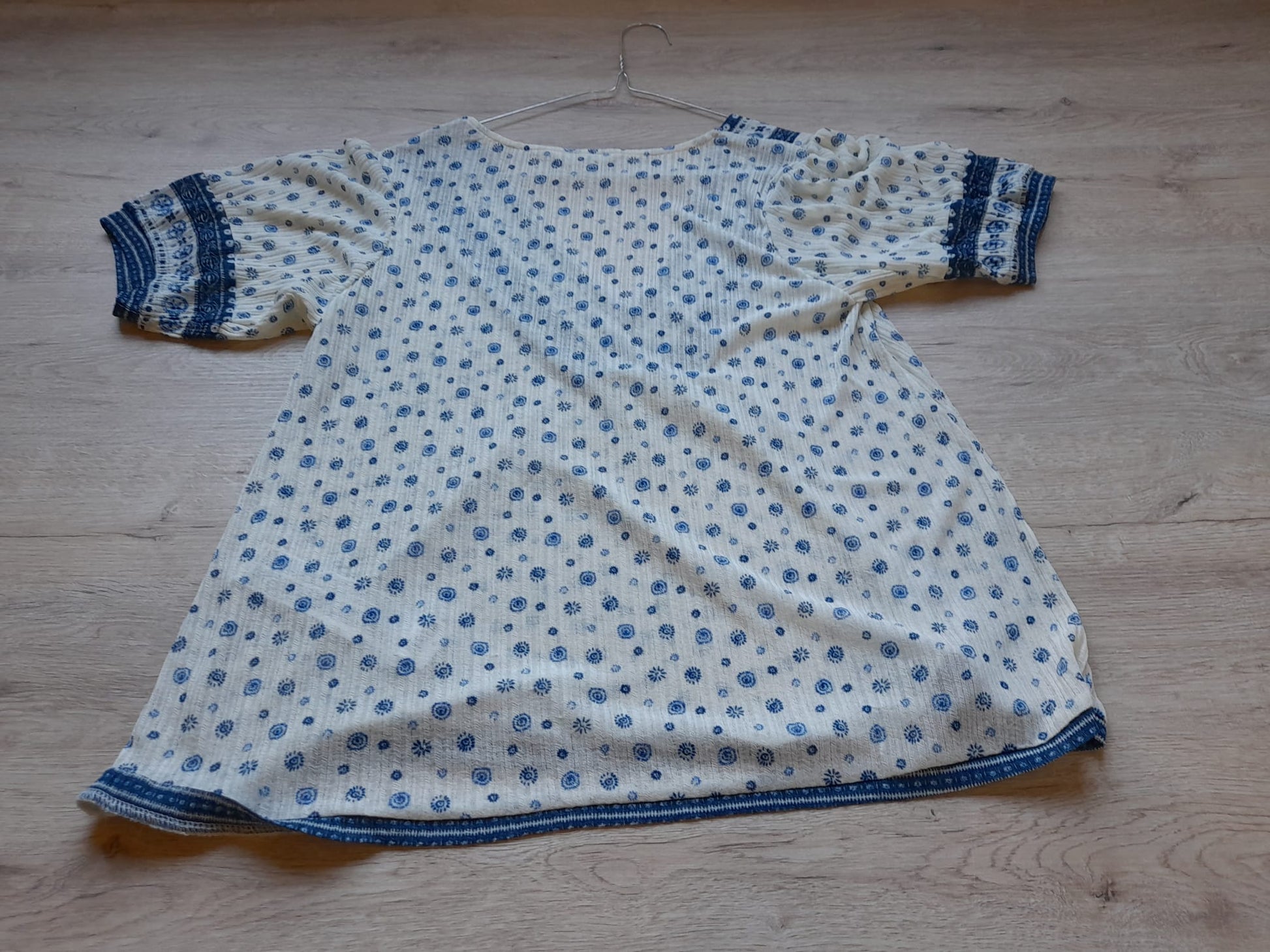 BLUSA M/C BLANCA CON ESTAMPADO AZUL SUELTA