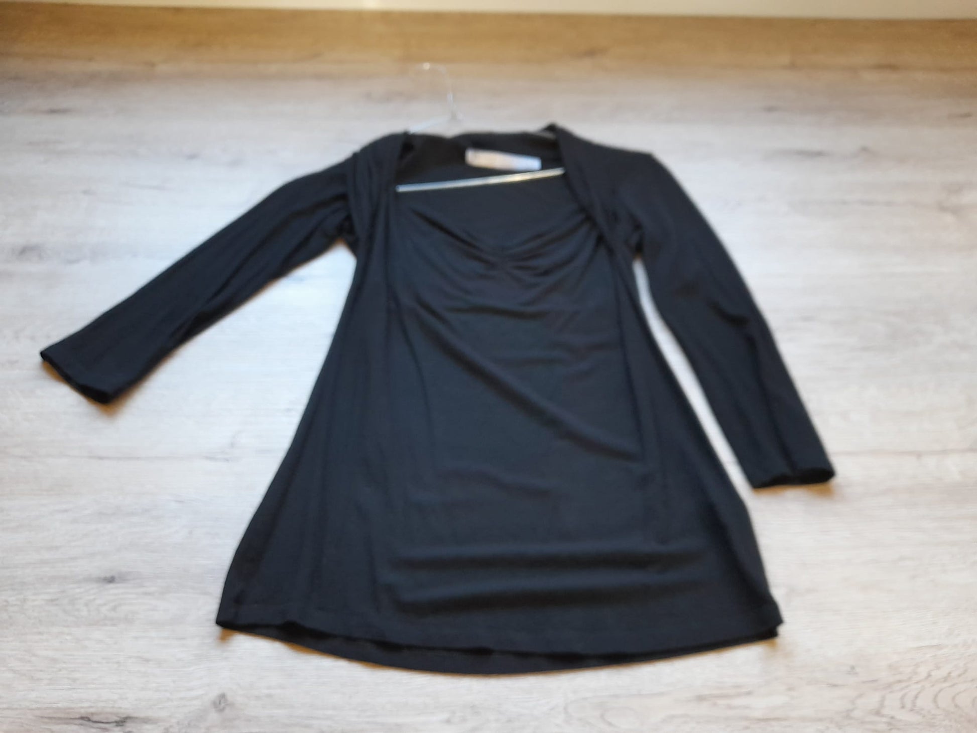 CAMISETA M/L NEGRA CON DETALLE EN PECHO
