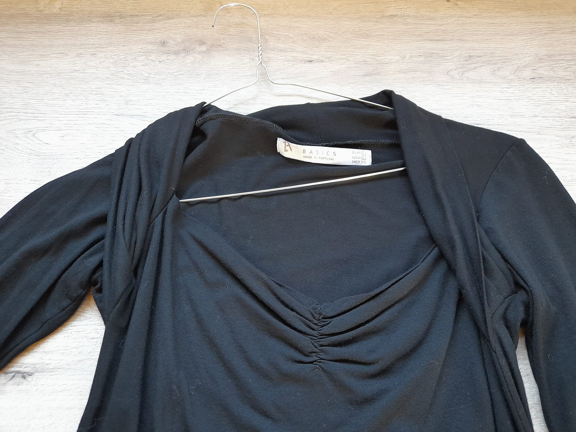 CAMISETA M/L NEGRA CON DETALLE EN PECHO