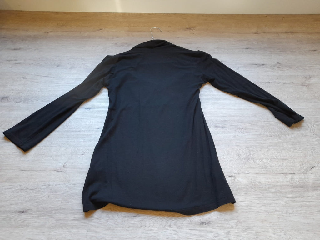 CAMISETA M/L NEGRA CON DETALLE EN PECHO