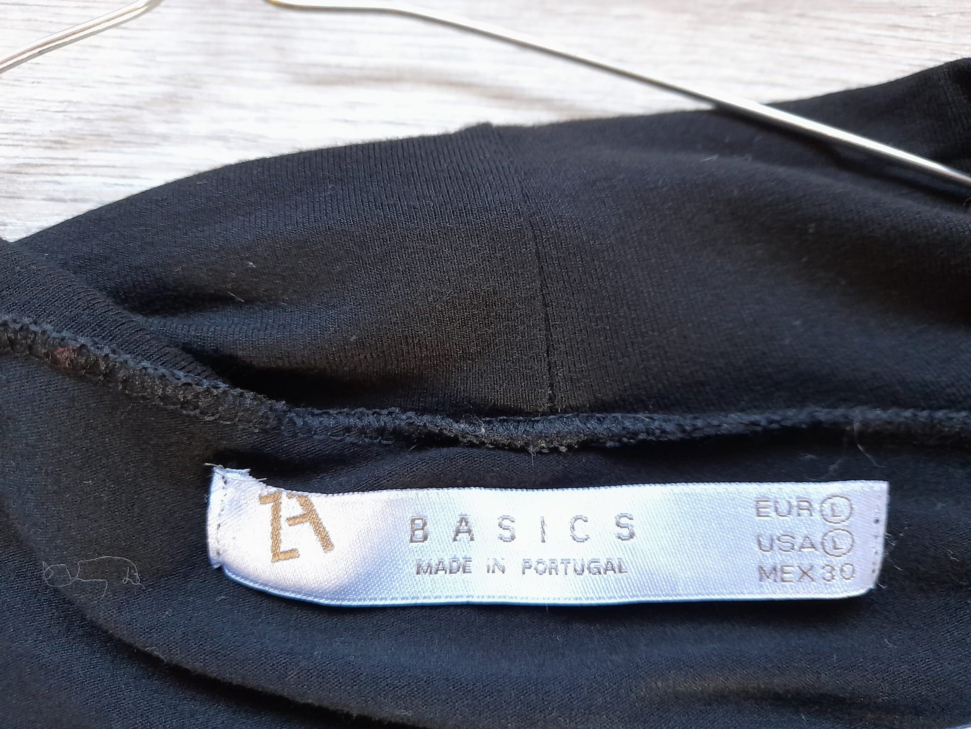CAMISETA M/L NEGRA CON DETALLE EN PECHO