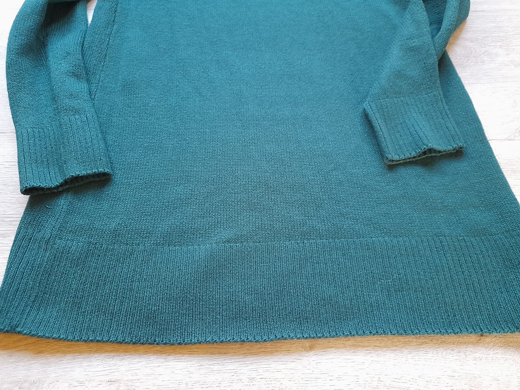VESTIDO MIDI DE PUNTO VERDE OSCURO Y CUELLO VUELTO