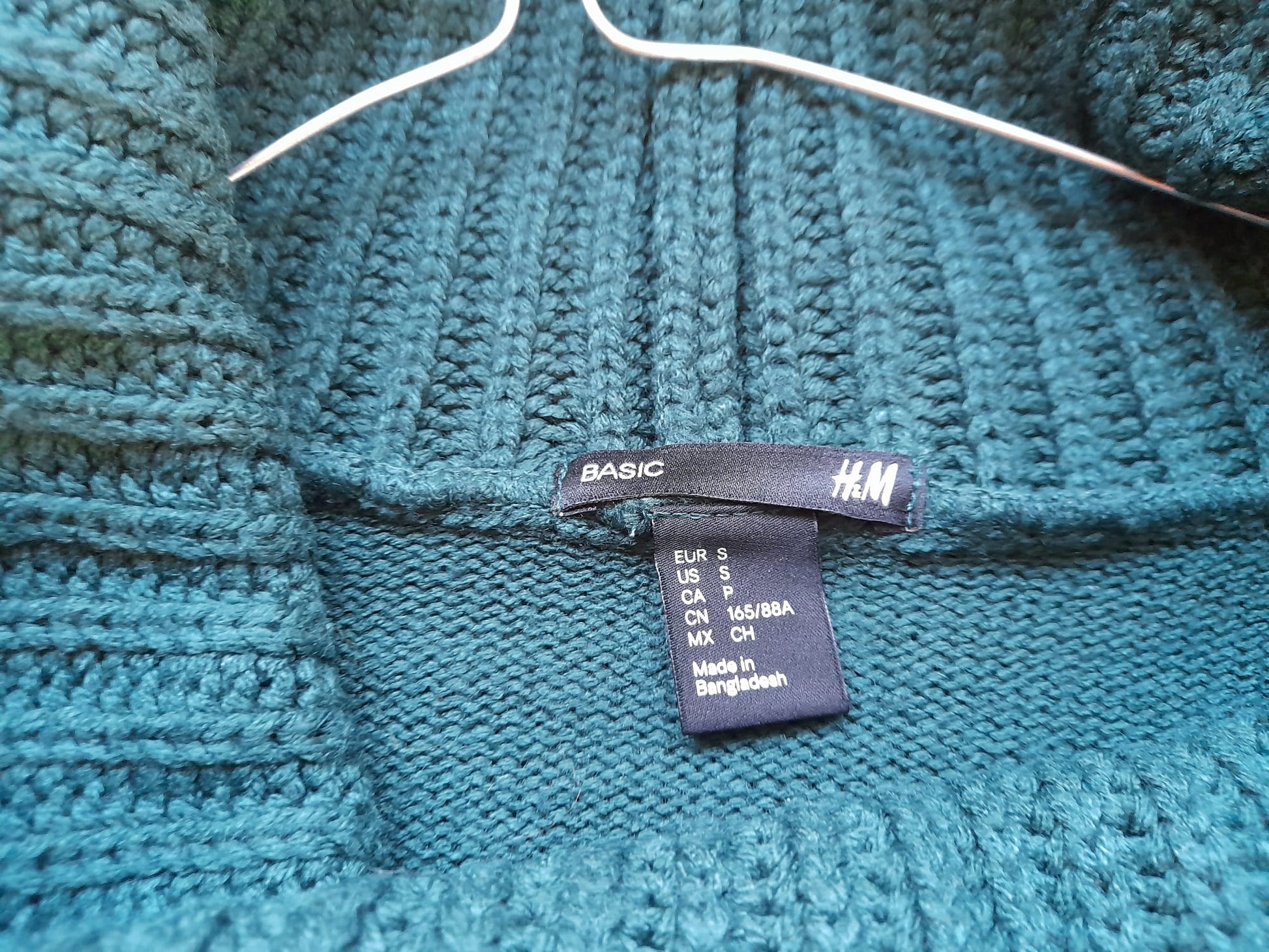 VESTIDO MIDI DE PUNTO VERDE OSCURO Y CUELLO VUELTO