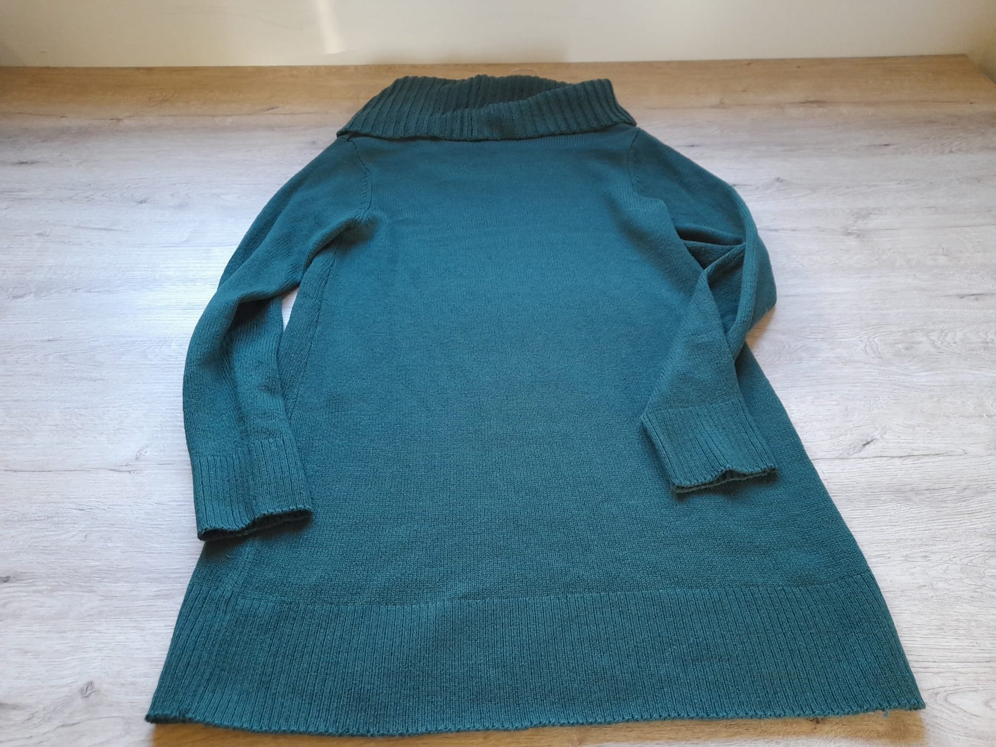 VESTIDO MIDI DE PUNTO VERDE OSCURO Y CUELLO VUELTO