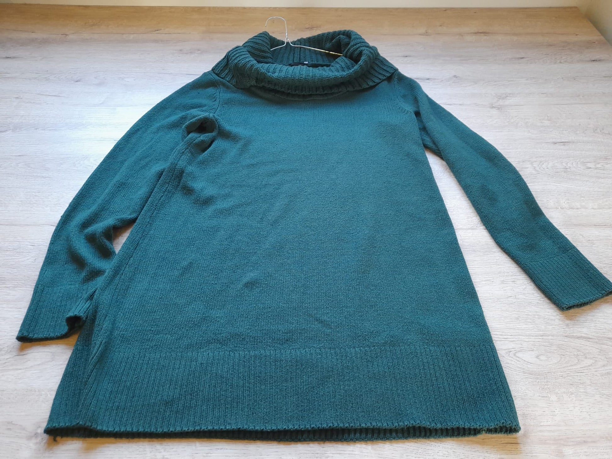 VESTIDO MIDI DE PUNTO VERDE OSCURO Y CUELLO VUELTO