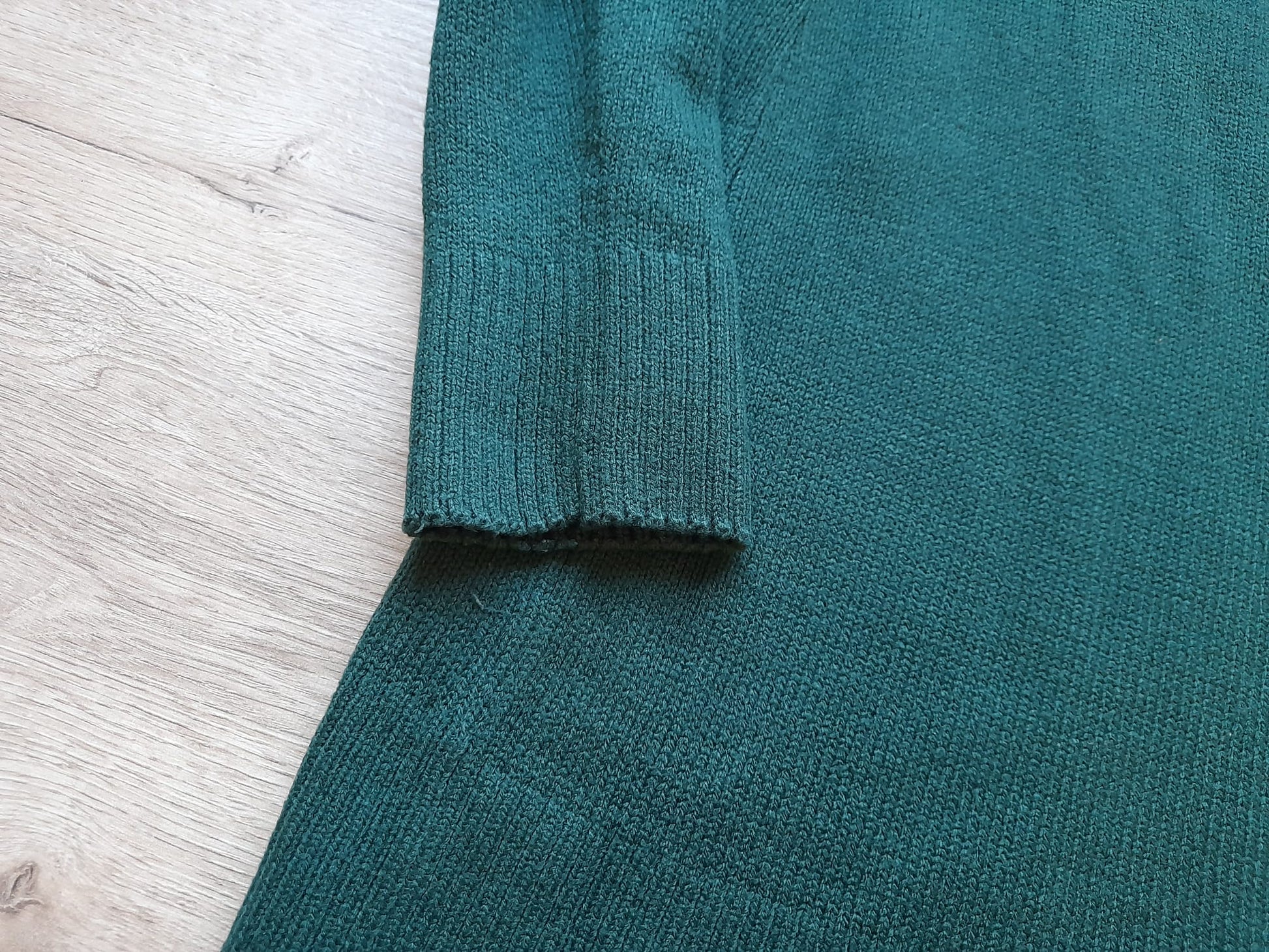 VESTIDO MIDI DE PUNTO VERDE OSCURO Y CUELLO VUELTO