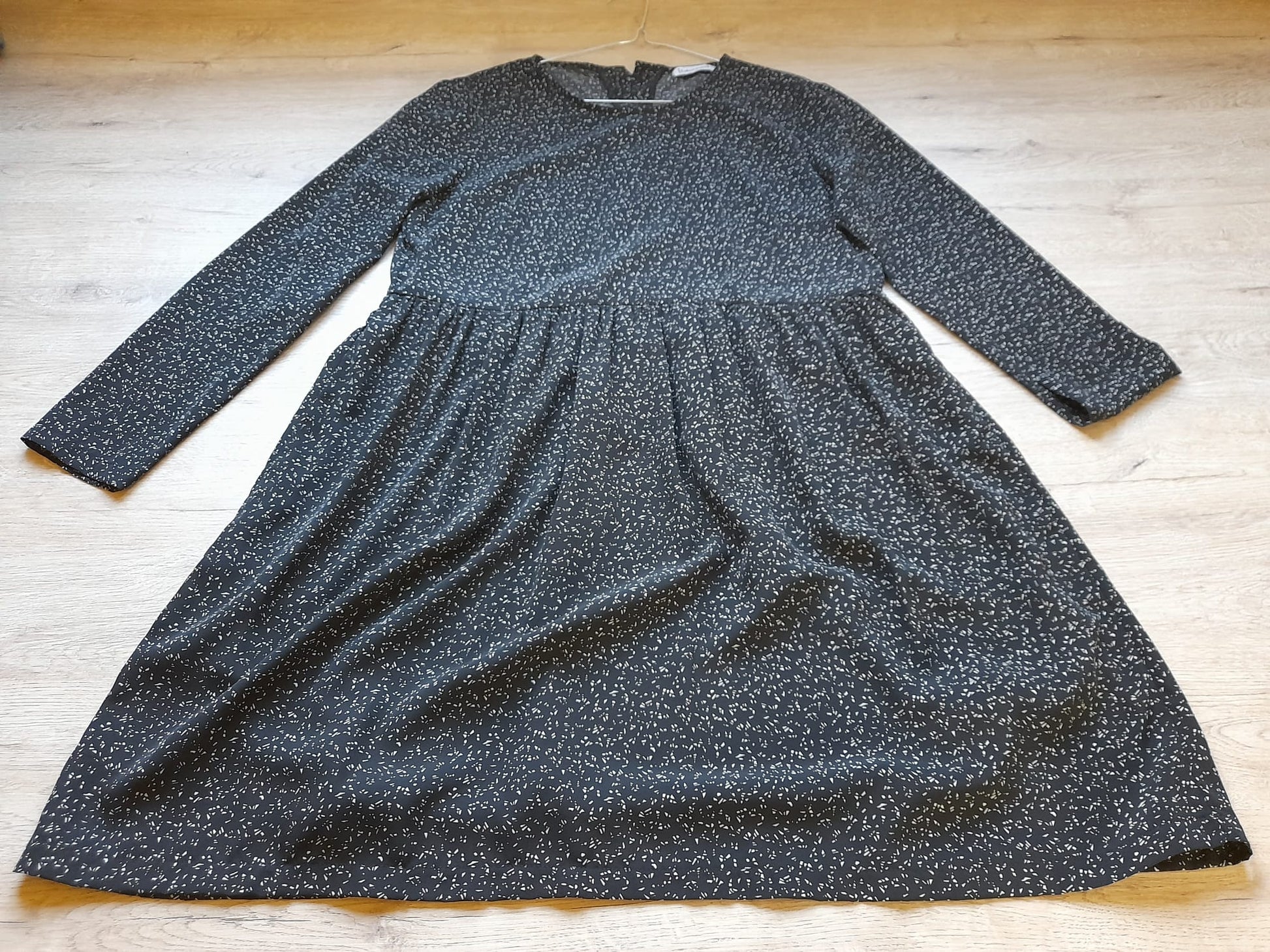 VESTIDO M/L NEGRO CON PIZCAS BLANCAS Y FORRO