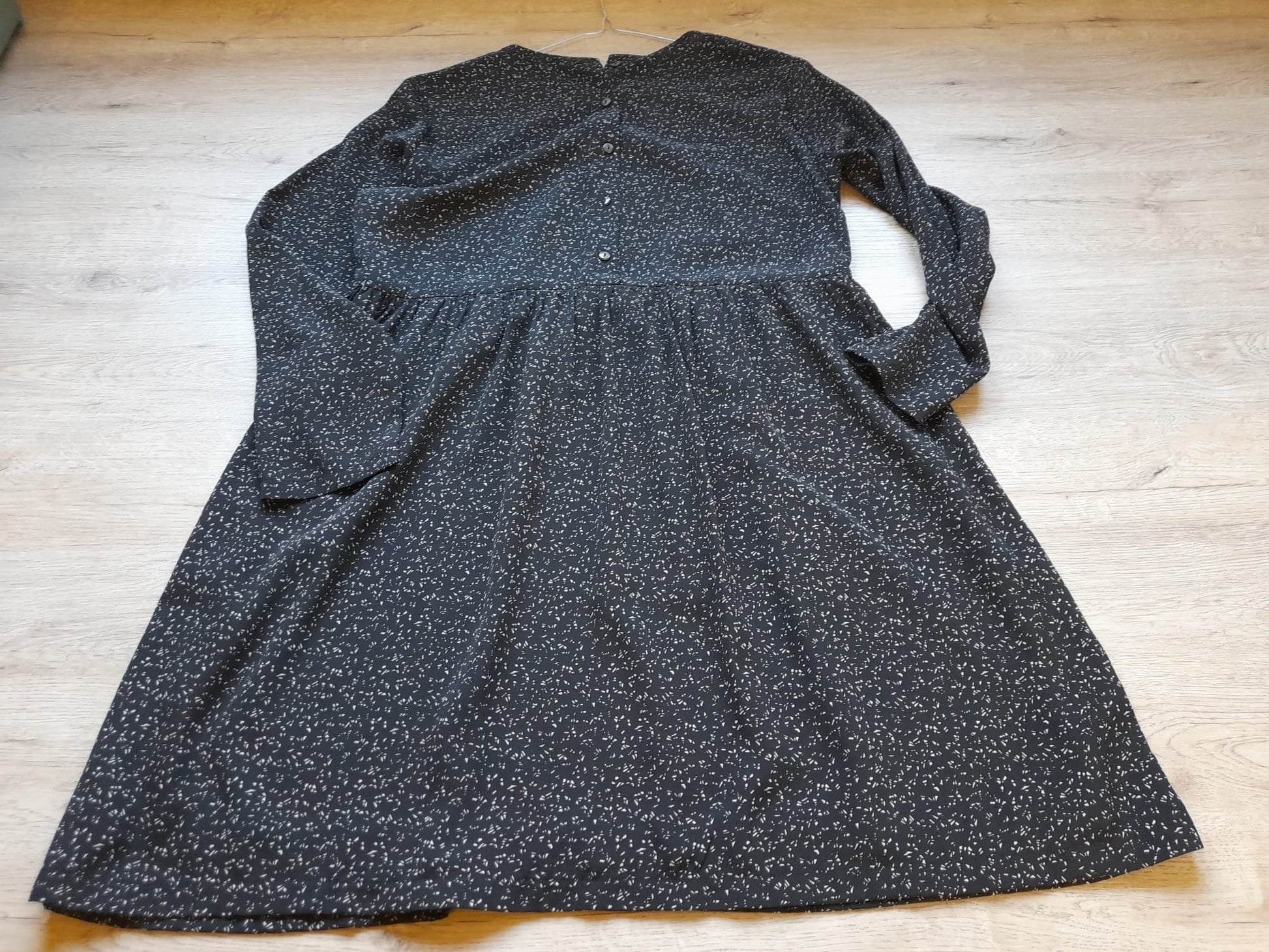 VESTIDO M/L NEGRO CON PIZCAS BLANCAS Y FORRO