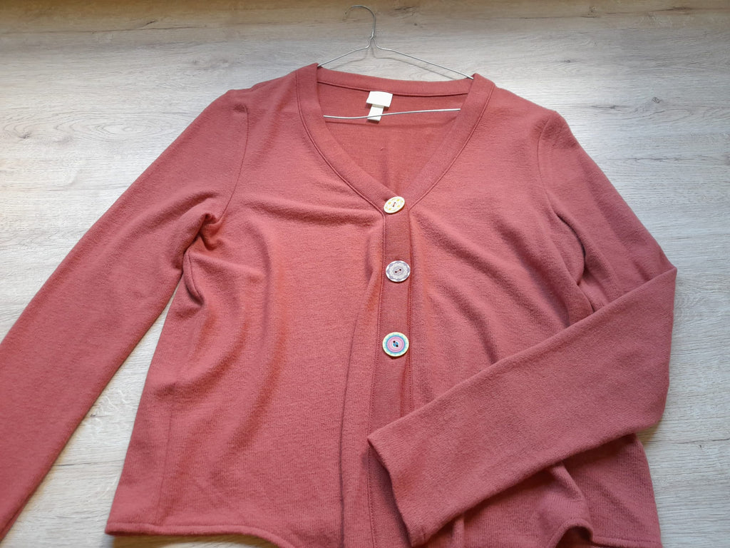 CHAQUETA DE PUNTO COLOR TEJA CON POSIBILIDAD DE LAZO CINTURA