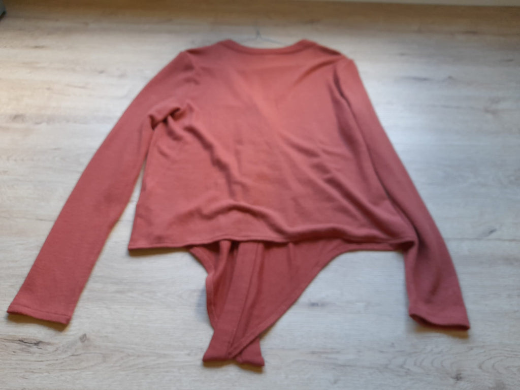 CHAQUETA DE PUNTO COLOR TEJA CON POSIBILIDAD DE LAZO CINTURA