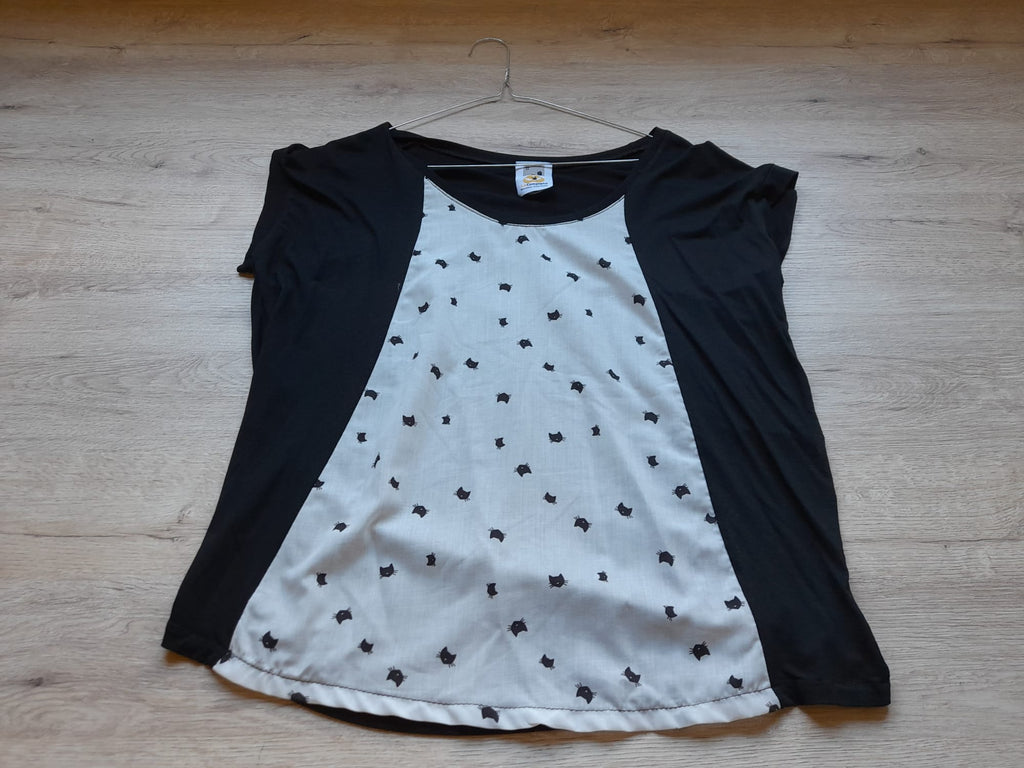 CAMISETA M/C NEGRA Y BLANCA CON ESTAMPADO GATOS