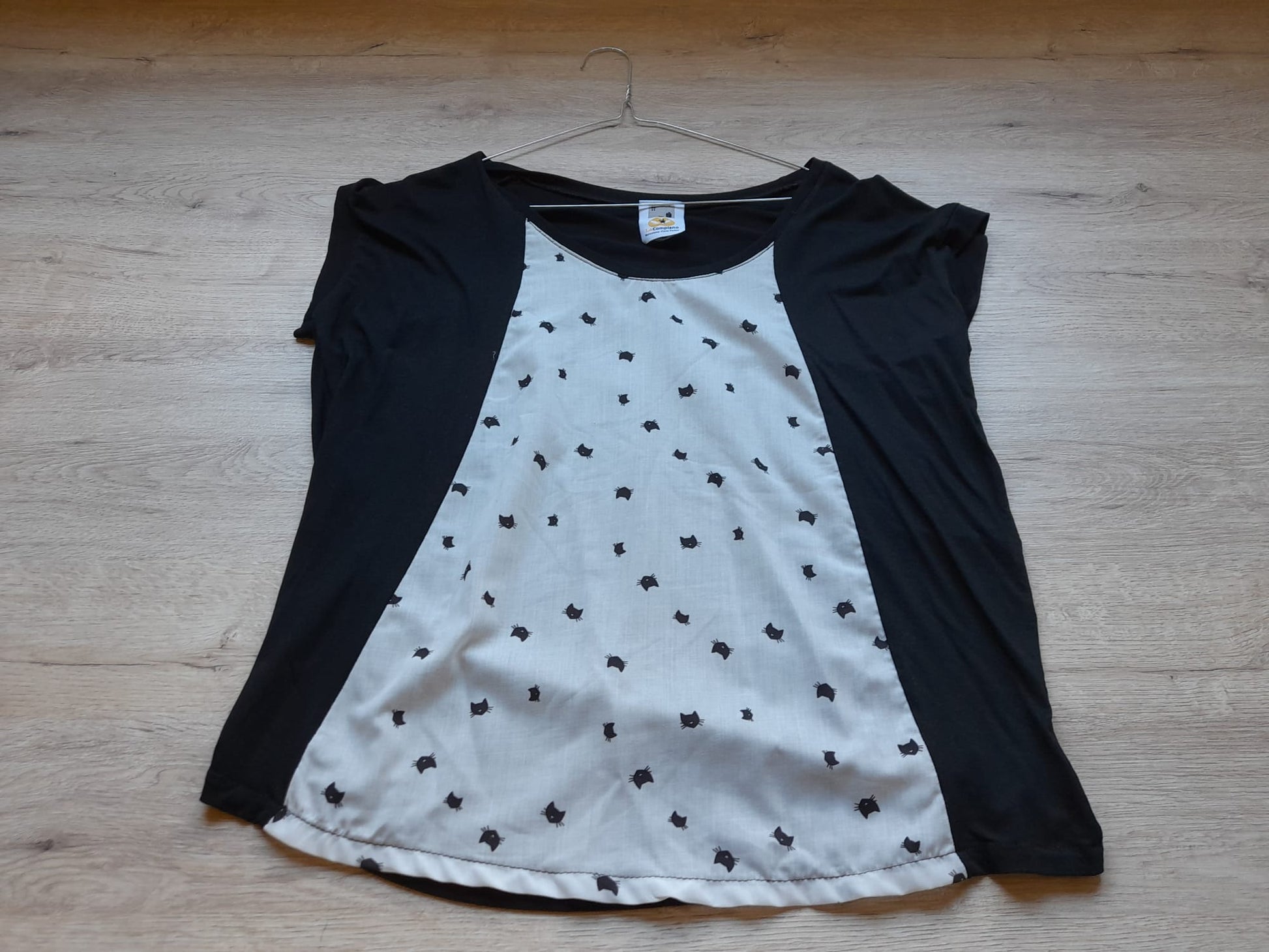 CAMISETA M/C NEGRA Y BLANCA CON ESTAMPADO GATOS