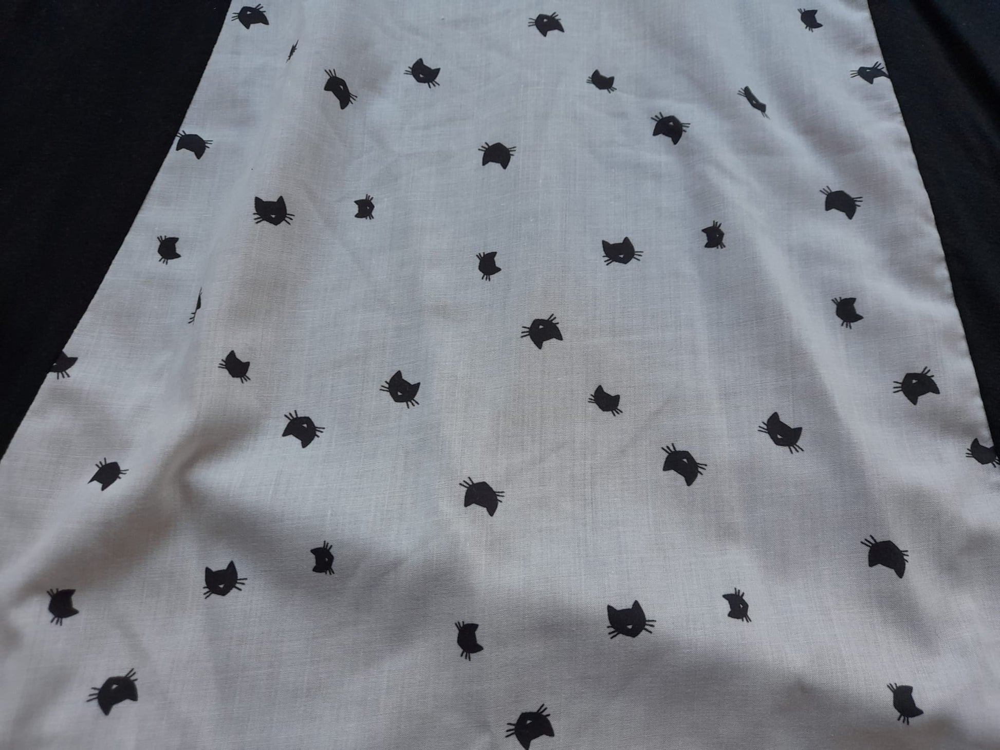 CAMISETA M/C NEGRA Y BLANCA CON ESTAMPADO GATOS