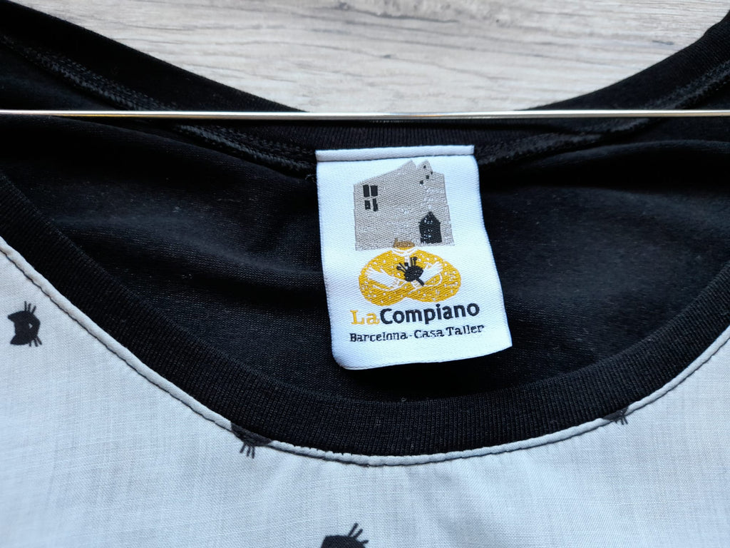 CAMISETA M/C NEGRA Y BLANCA CON ESTAMPADO GATOS