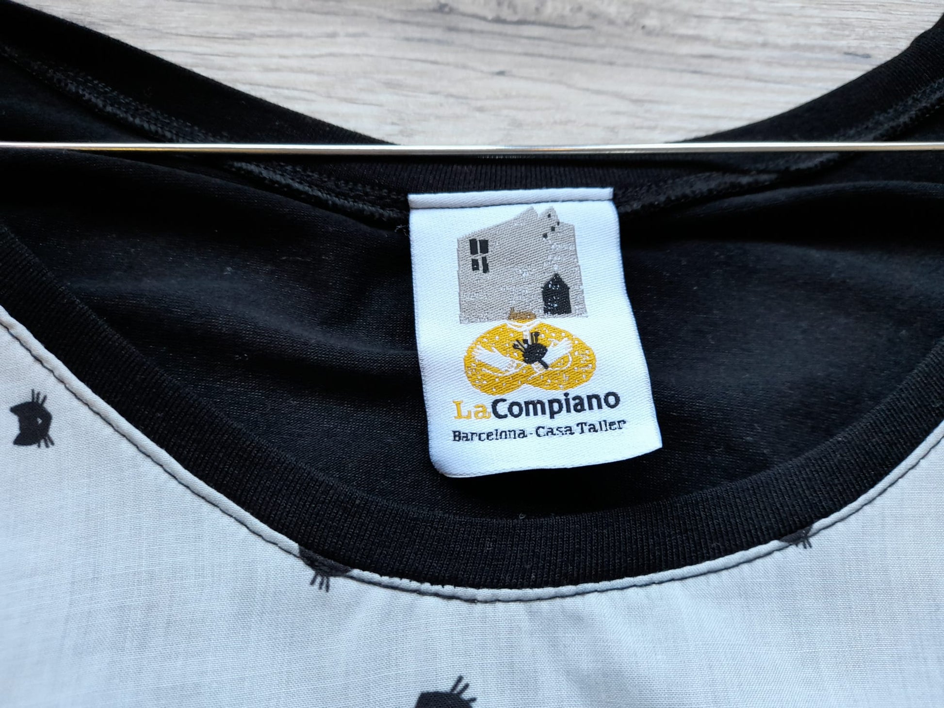 CAMISETA M/C NEGRA Y BLANCA CON ESTAMPADO GATOS