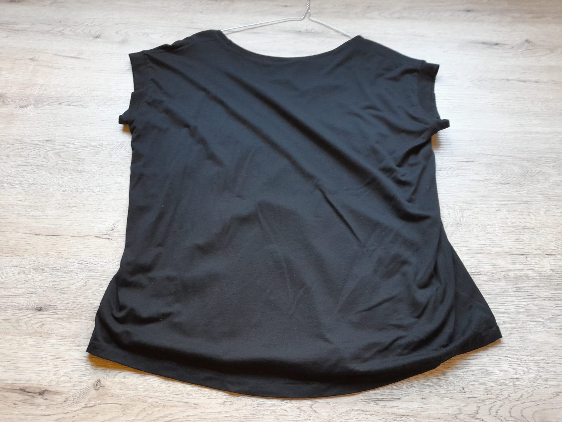 CAMISETA M/C NEGRA Y BLANCA CON ESTAMPADO GATOS