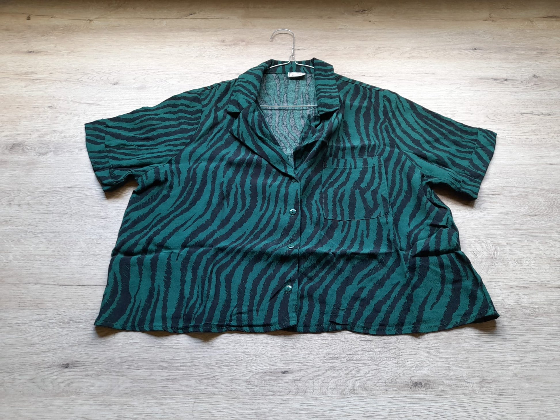 CAMISA M/C MUJER VERDE CON RAYAS NEGRAS
