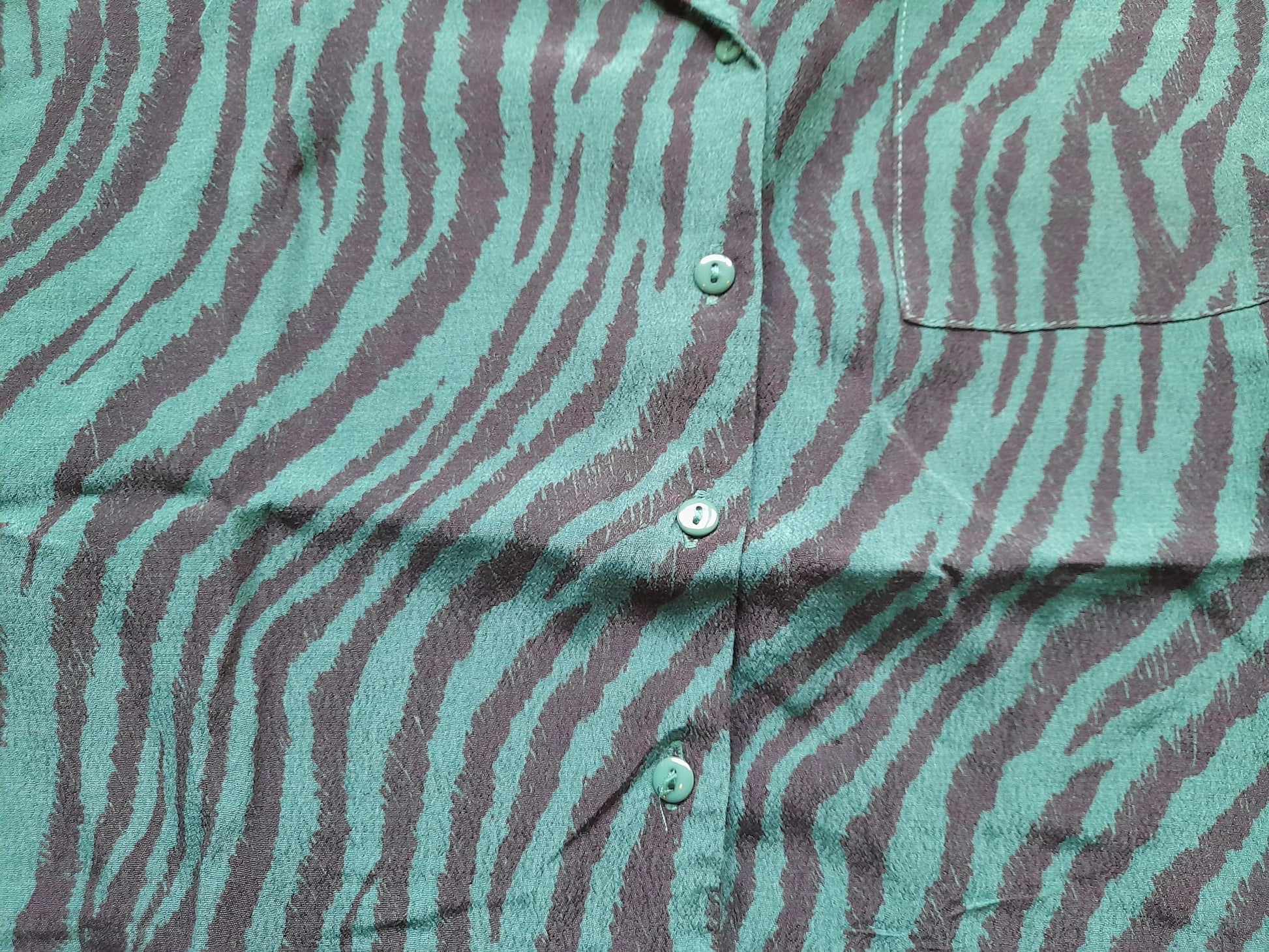 CAMISA M/C MUJER VERDE CON RAYAS NEGRAS