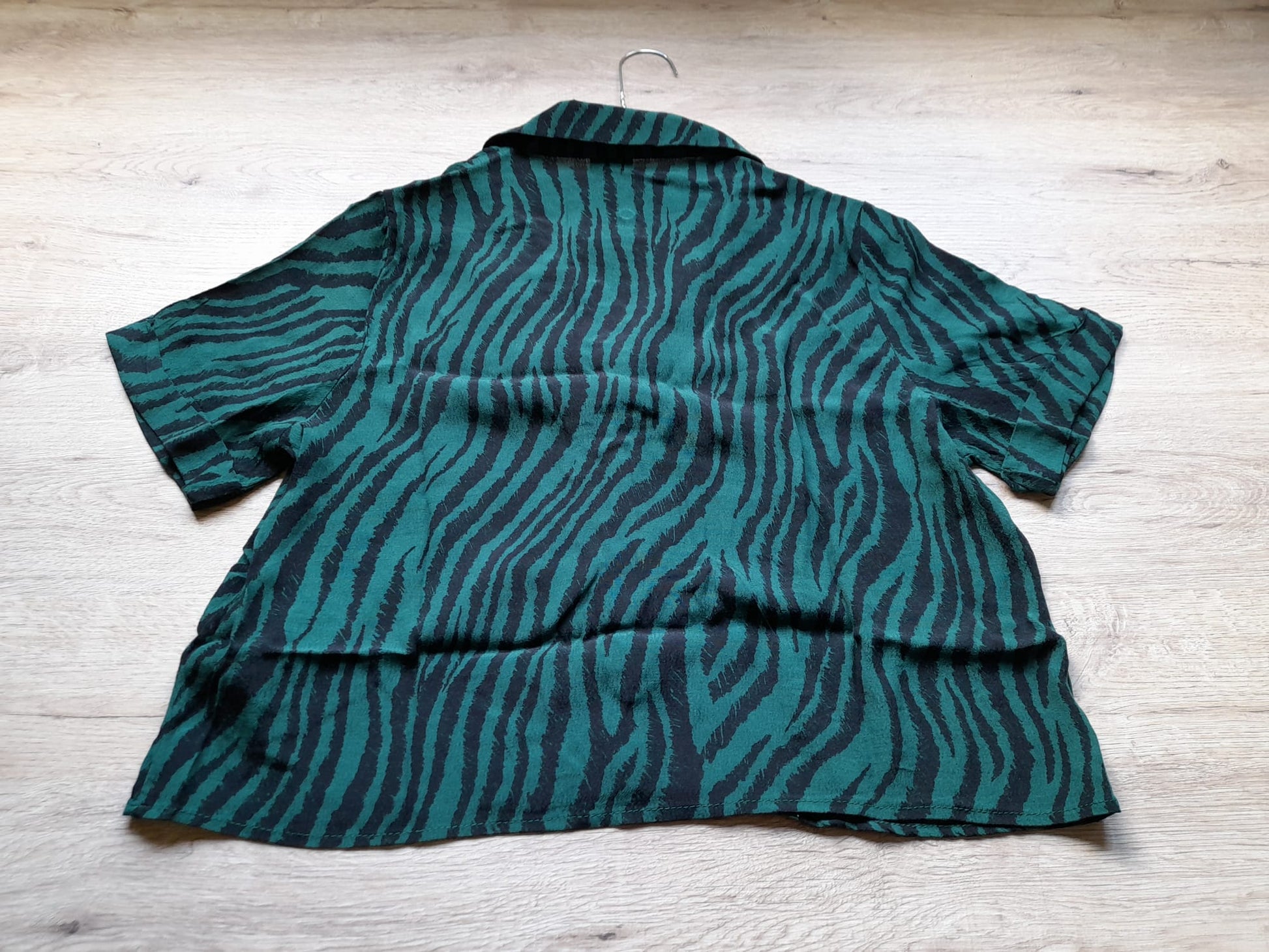 CAMISA M/C MUJER VERDE CON RAYAS NEGRAS
