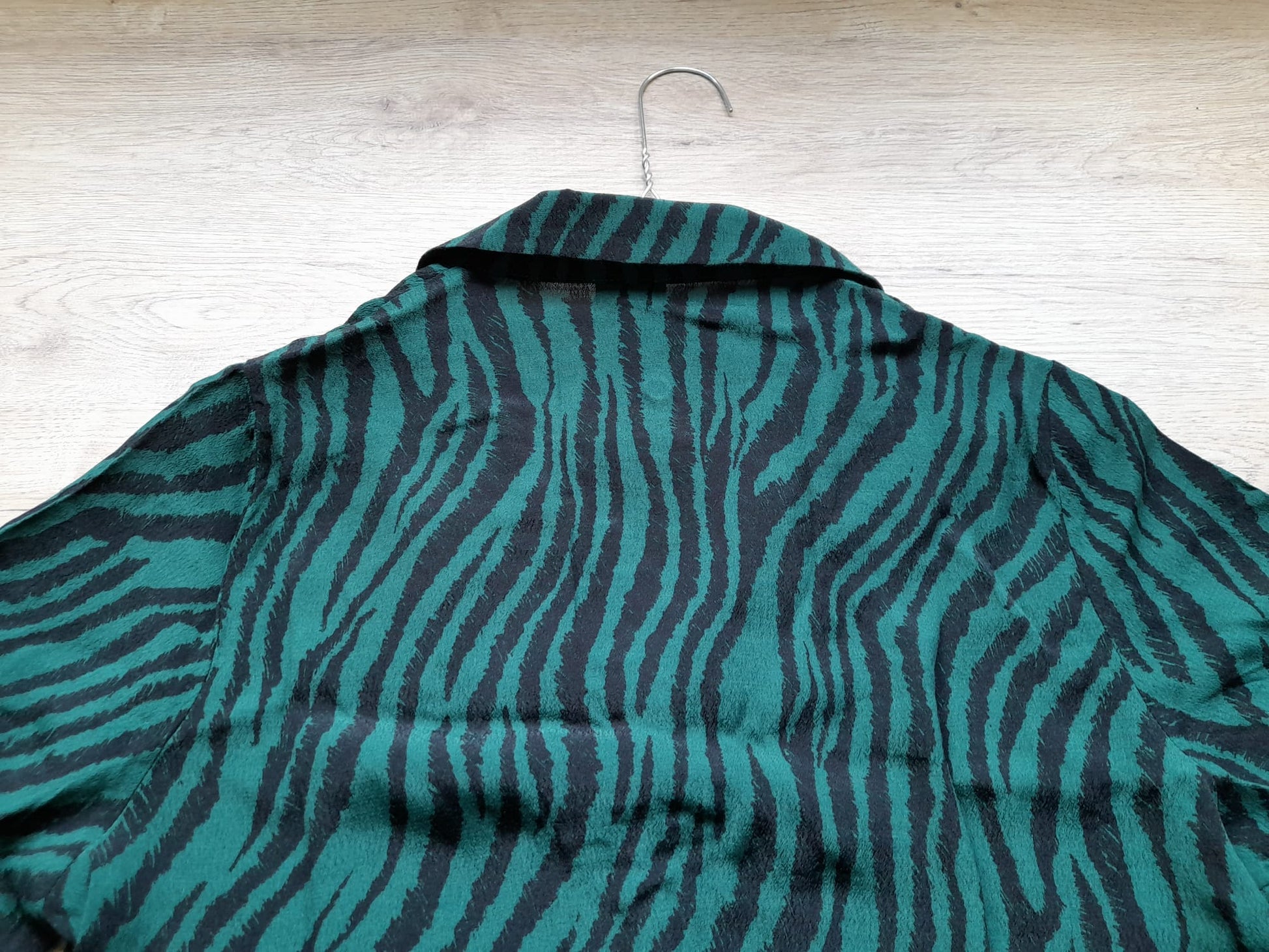 CAMISA M/C MUJER VERDE CON RAYAS NEGRAS
