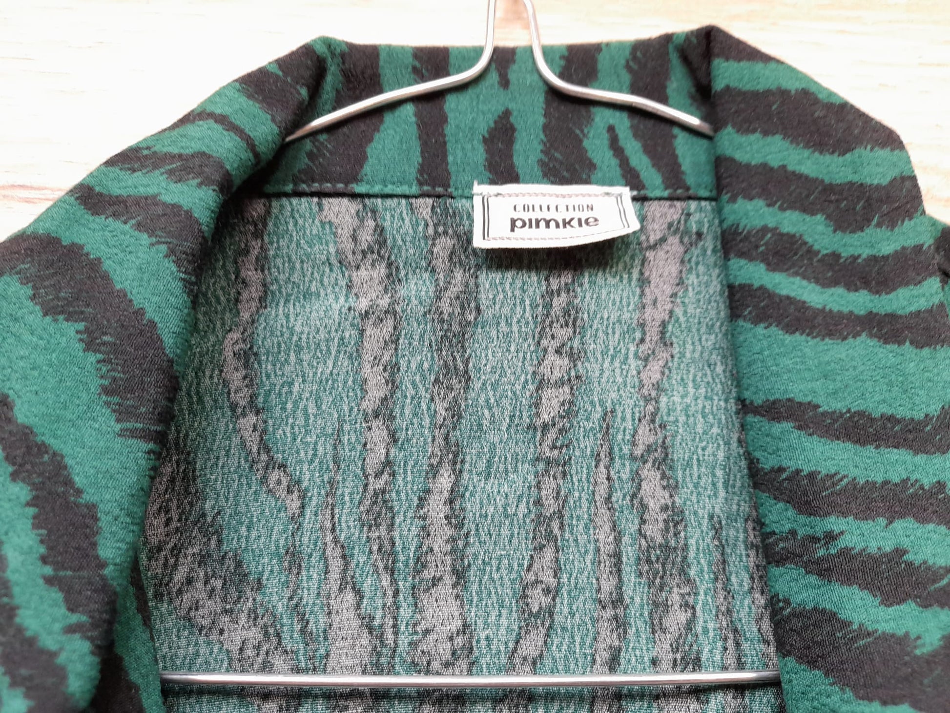 CAMISA M/C MUJER VERDE CON RAYAS NEGRAS